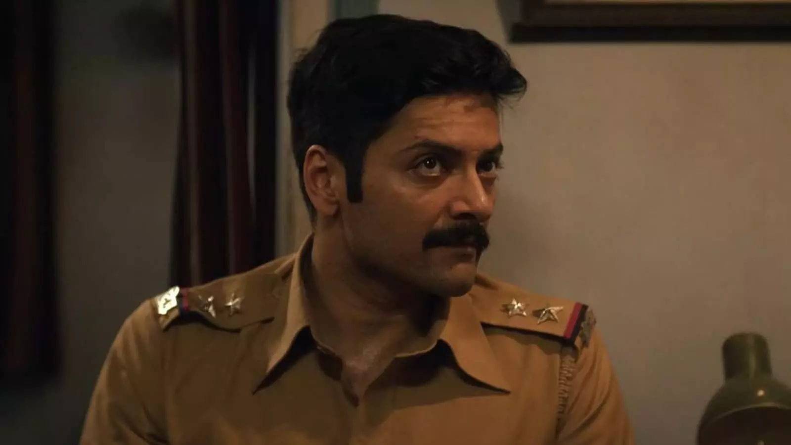 तस्वीर में प्राइम वीडियो सीरीज राख में पुलिस अधिकारी की भूमिका में अभिनेता अली फज़ल। तस्वीर में प्राइम वीडियो सीरीज राख में पुलिस अधिकारी की भूमिका में अभिनेता अली फज़ल।