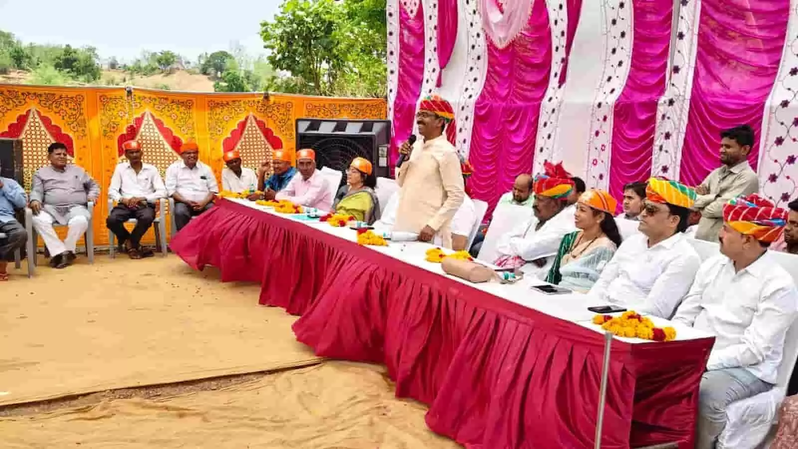 खेरवाड़ा के डाक बंगले में आयोजित भाजपा कार्यक्रम के मंच पर बैठे पार्टी पदाधिकारी और नेता। खेरवाड़ा के डाक बंगले में आयोजित भाजपा कार्यक्रम के मंच पर बैठे पार्टी पदाधिकारी और नेता।