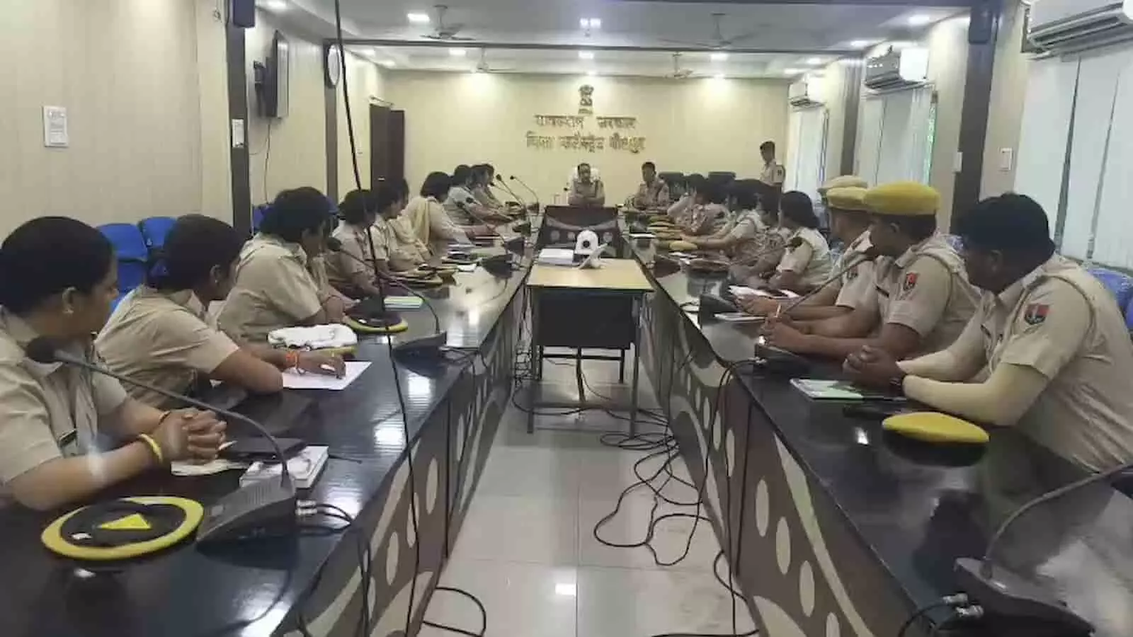 धौलपुर कलेक्ट्रेट सभागार की बैठक में मेज के दोनों ओर बैठीं राजस्थान पुलिस की महिला बीट अधिकारी। धौलपुर कलेक्ट्रेट सभागार की बैठक में मेज के दोनों ओर बैठीं राजस्थान पुलिस की महिला बीट अधिकारी।