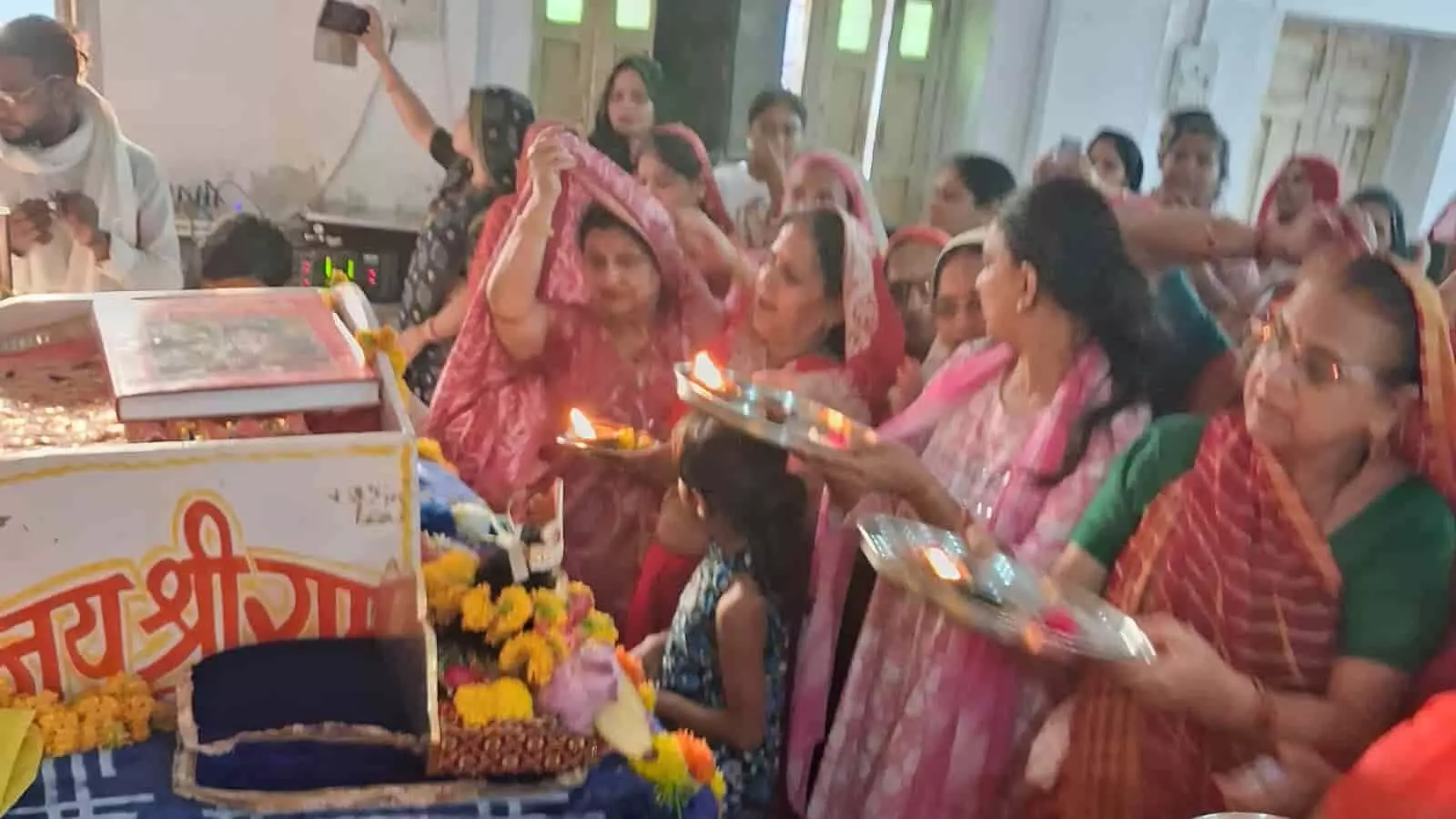 श्री राम मंदिर में दिव्य राम कथा के दौरान पूजा की थाली से भगवान की आरती करतीं महिला श्रद्धालु। श्री राम मंदिर में दिव्य राम कथा के दौरान पूजा की थाली से भगवान की आरती करतीं महिला श्रद्धालु।
