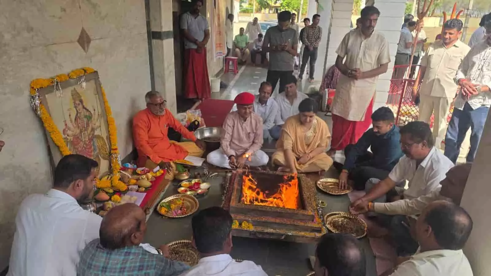 प्रतापगढ़ के मंदिर में 12 साल बेमिसाल अभियान के तहत हवन करते राजस्व मंत्री हेमंत मीणा और भाजपा कार्यकर्ता। प्रतापगढ़ के मंदिर में 12 साल बेमिसाल अभियान के तहत हवन करते राजस्व मंत्री हेमंत मीणा और भाजपा कार्यकर्ता।