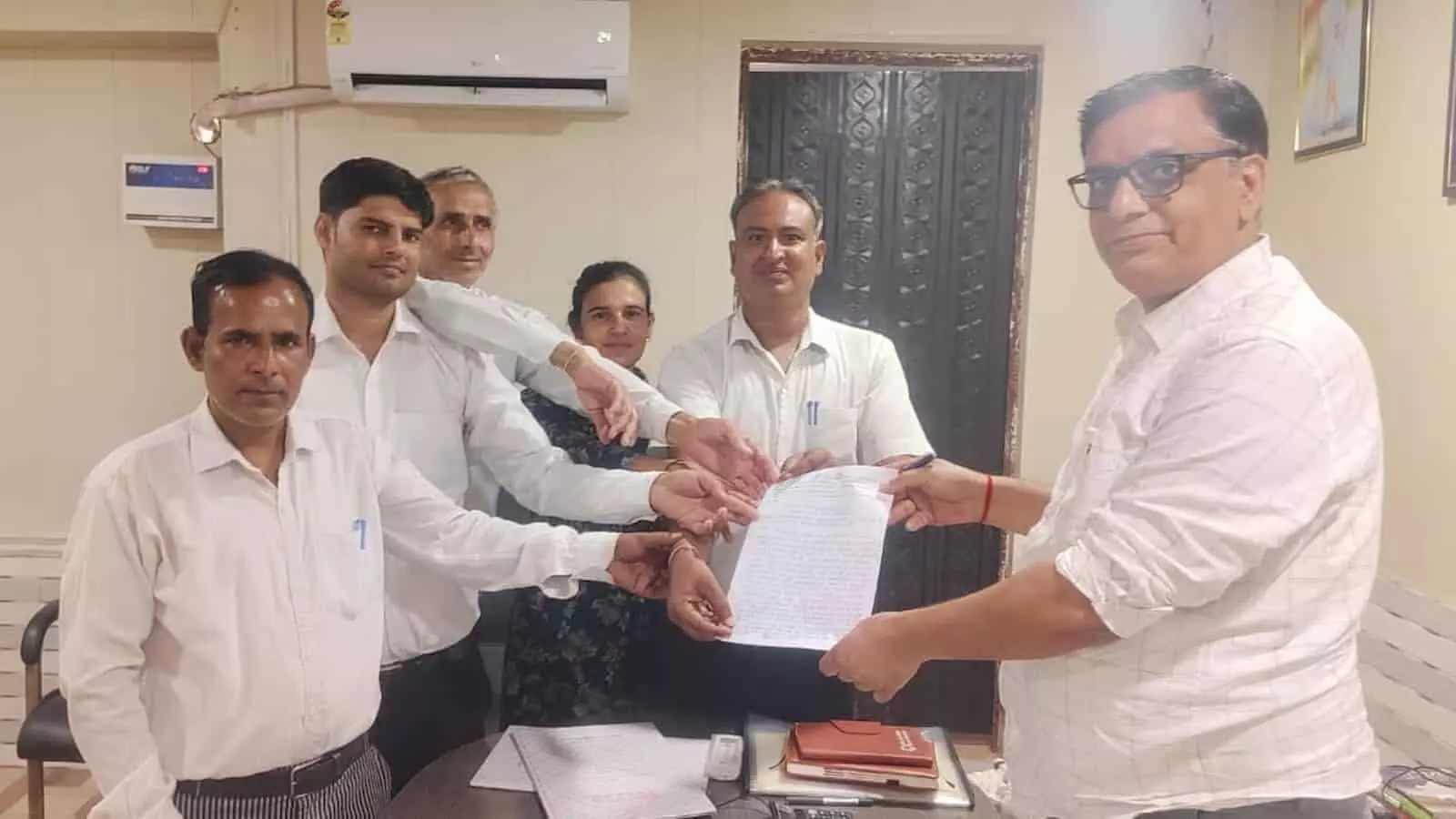 बृजनगर के सरकारी कार्यालय में कांग्रेस कार्यकर्ताओं द्वारा एसडीएम को मिलावटखोरी के खिलाफ ज्ञापन सौंपने का दृश्य। बृजनगर के सरकारी कार्यालय में कांग्रेस कार्यकर्ताओं द्वारा एसडीएम को मिलावटखोरी के खिलाफ ज्ञापन सौंपने का दृश्य।
