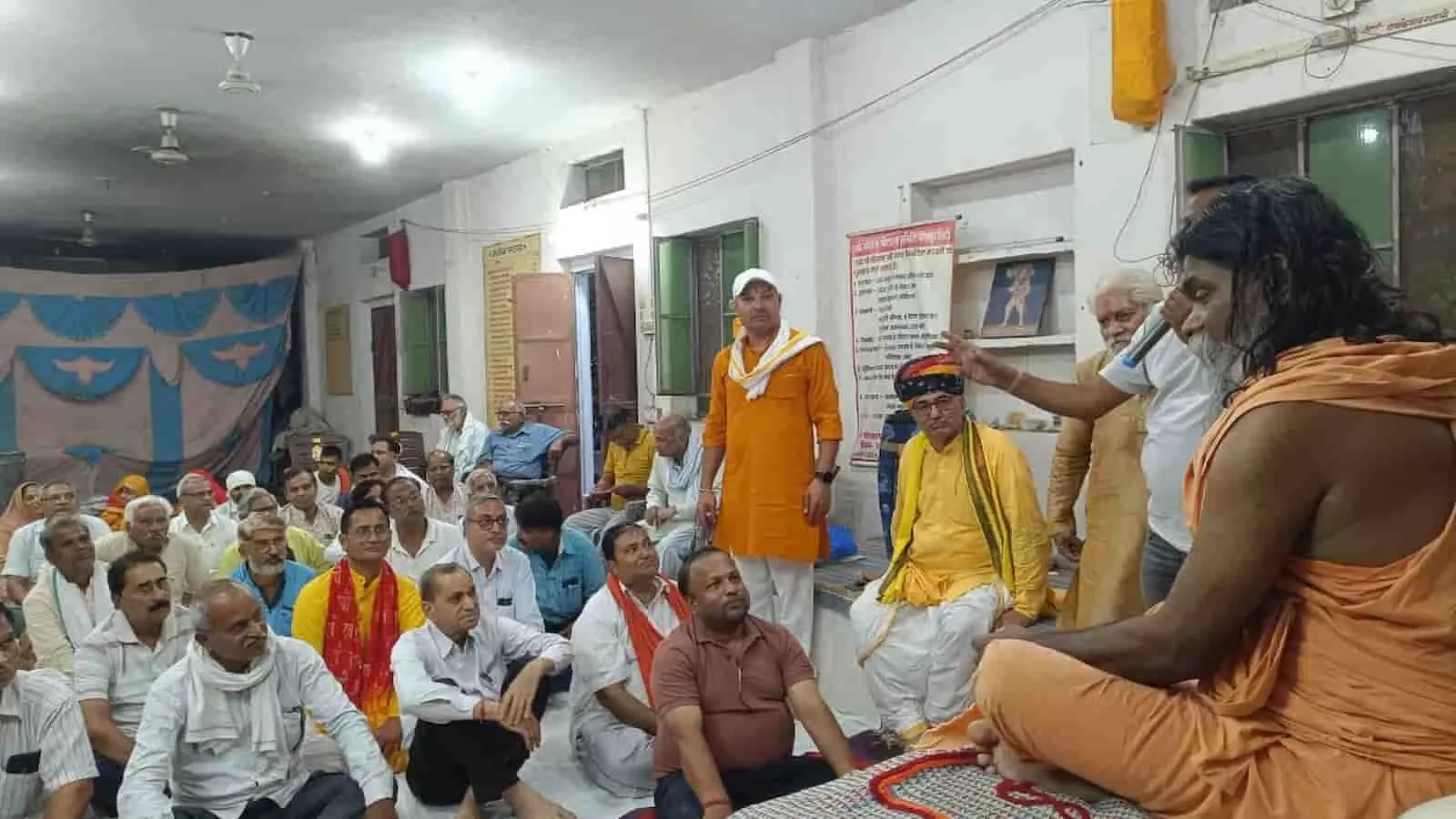 गंगापुर सिटी की गोपाल गौशाला में बैठक के दौरान मंच पर बैठे संत गोपालानंद महाराज और सामने जमीन पर बैठे गौसेवक। गंगापुर सिटी की गोपाल गौशाला में बैठक के दौरान मंच पर बैठे संत गोपालानंद महाराज और सामने जमीन पर बैठे गौसेवक।