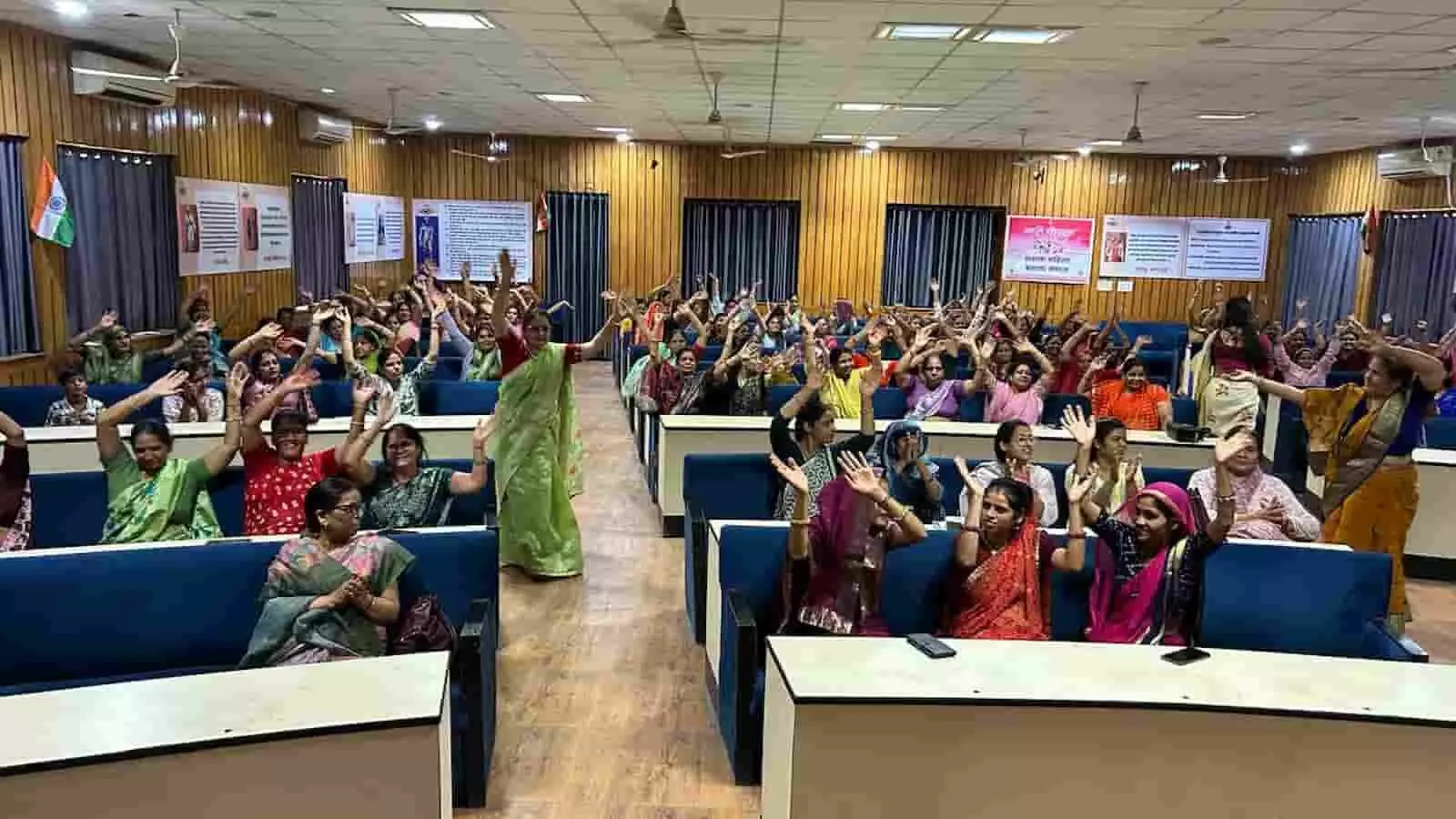 जयपुर जिला परिषद सभागार में आयोजित नारी चौपाल कार्यक्रम के दौरान कुर्सियों पर बैठकर हाथ उठाकर अपनी सहभागिता दर्ज करातीं महिलाएं। जयपुर जिला परिषद सभागार में आयोजित नारी चौपाल कार्यक्रम के दौरान कुर्सियों पर बैठकर हाथ उठाकर अपनी सहभागिता दर्ज करातीं महिलाएं।