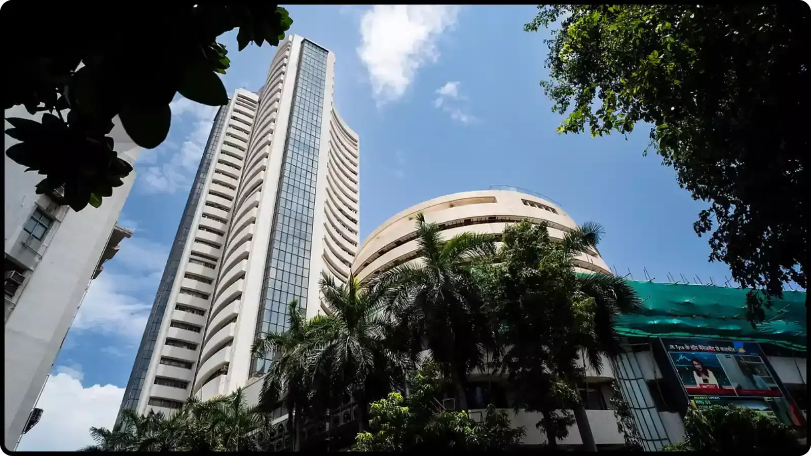 मुंबई में नीले आकाश के नीचे खड़ी बॉम्बे स्टॉक एक्सचेंज की बहुमंजिला इमारत भारतीय शेयर बाजार के संदर्भ में। मुंबई में नीले आकाश के नीचे खड़ी बॉम्बे स्टॉक एक्सचेंज की बहुमंजिला इमारत भारतीय शेयर बाजार के संदर्भ में।