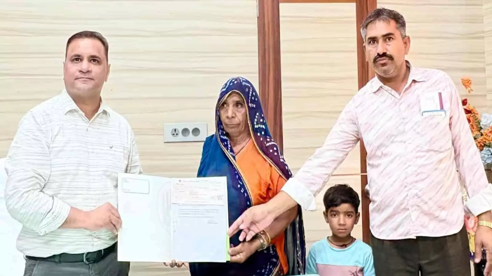 ब्यावर डाक अधीक्षक कार्यालय में कमलेश प्रजापत प्रेम देवी जाट को बीमा दावा राशि का चेक सौंपते हुए। ब्यावर डाक अधीक्षक कार्यालय में कमलेश प्रजापत प्रेम देवी जाट को बीमा दावा राशि का चेक सौंपते हुए।