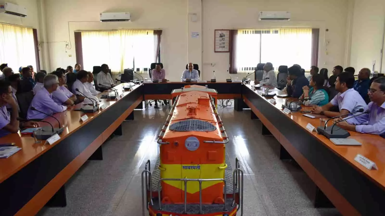साबरमती लोको शेड में आयोजित व्याख्यान के दौरान मंच पर बैठे रेलवे अधिकारी और सामने कुर्सियों पर मौजूद कर्मचारी। साबरमती लोको शेड में आयोजित व्याख्यान के दौरान मंच पर बैठे रेलवे अधिकारी और सामने कुर्सियों पर मौजूद कर्मचारी।