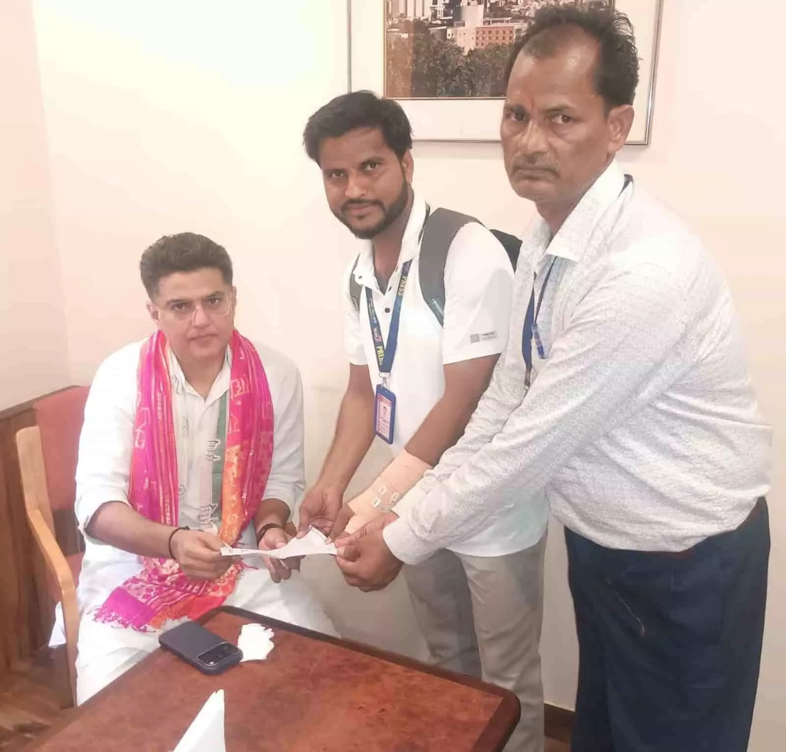 हिंडौन में पूर्व उप मुख्यमंत्री सचिन पायलट को प्रशासनिक कार्रवाई के विरोध में ज्ञापन सौंपते पत्रकार संगठन के प्रतिनिधि। हिंडौन में पूर्व उप मुख्यमंत्री सचिन पायलट को प्रशासनिक कार्रवाई के विरोध में ज्ञापन सौंपते पत्रकार संगठन के प्रतिनिधि।
