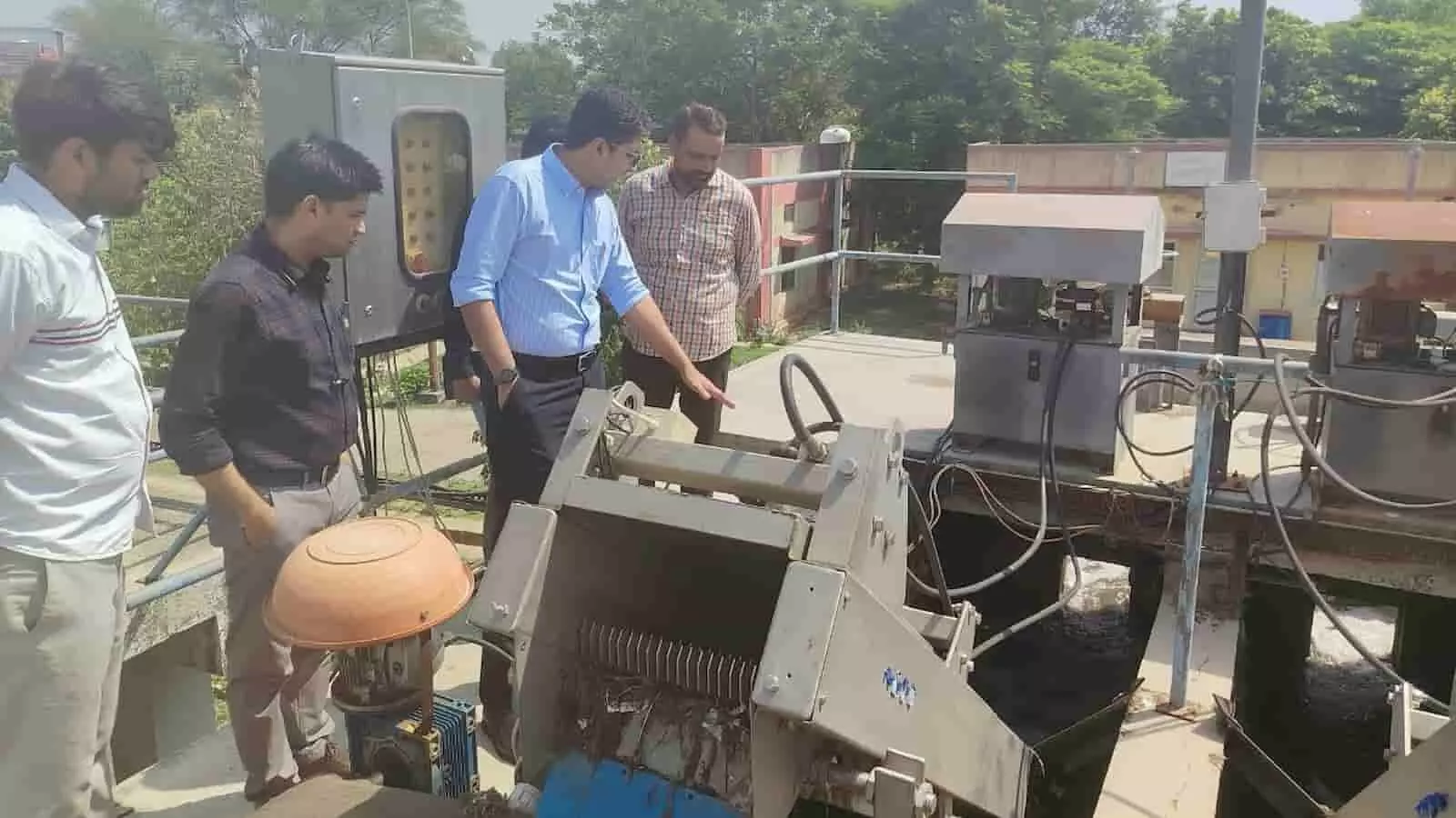 करौली के सीवरेज ट्रीटमेंट प्लांट में मशीनरी का निरीक्षण करते जिला कलेक्टर अक्षय गोदारा और अन्य अधिकारी। करौली के सीवरेज ट्रीटमेंट प्लांट में मशीनरी का निरीक्षण करते जिला कलेक्टर अक्षय गोदारा और अन्य अधिकारी।