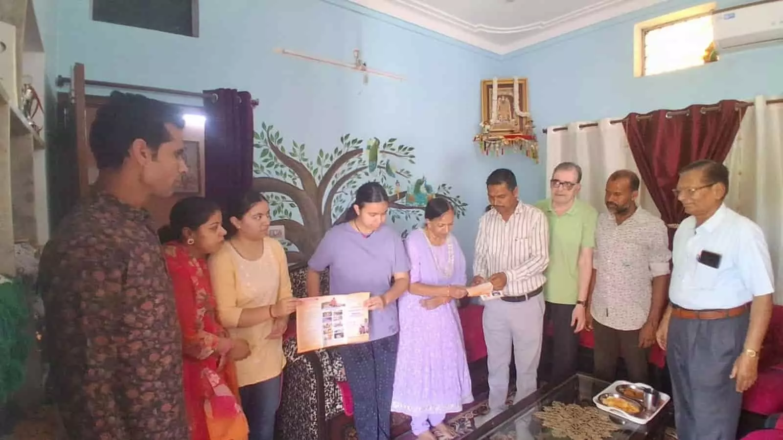 प्रताप गौरव केन्द्र के कार्यकर्ता उदयपुर में स्थानीय नागरिकों को राष्ट्र चेतना संकल्प सभा का पत्रक वितरित करते हुए। प्रताप गौरव केन्द्र के कार्यकर्ता उदयपुर में स्थानीय नागरिकों को राष्ट्र चेतना संकल्प सभा का पत्रक वितरित करते हुए।