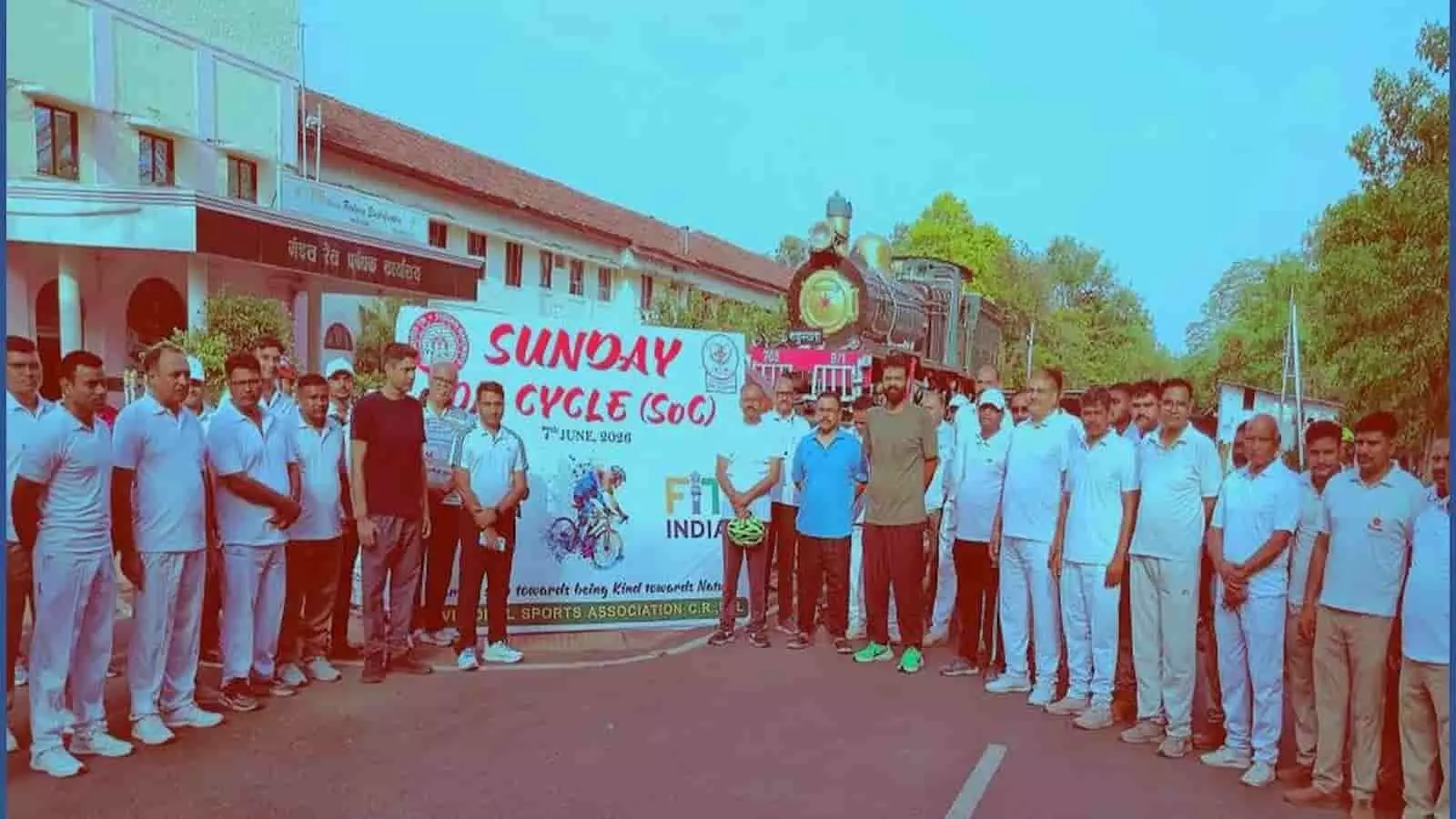भुसावल मंडल रेल प्रबंधक कार्यालय के सामने Sunday on Cycles रैली में DRM पुनीत अग्रवाल सहित अधिकारी और कर्मचारी एकत्रित। भुसावल मंडल रेल प्रबंधक कार्यालय के सामने Sunday on Cycles रैली में DRM पुनीत अग्रवाल सहित अधिकारी और कर्मचारी एकत्रित।