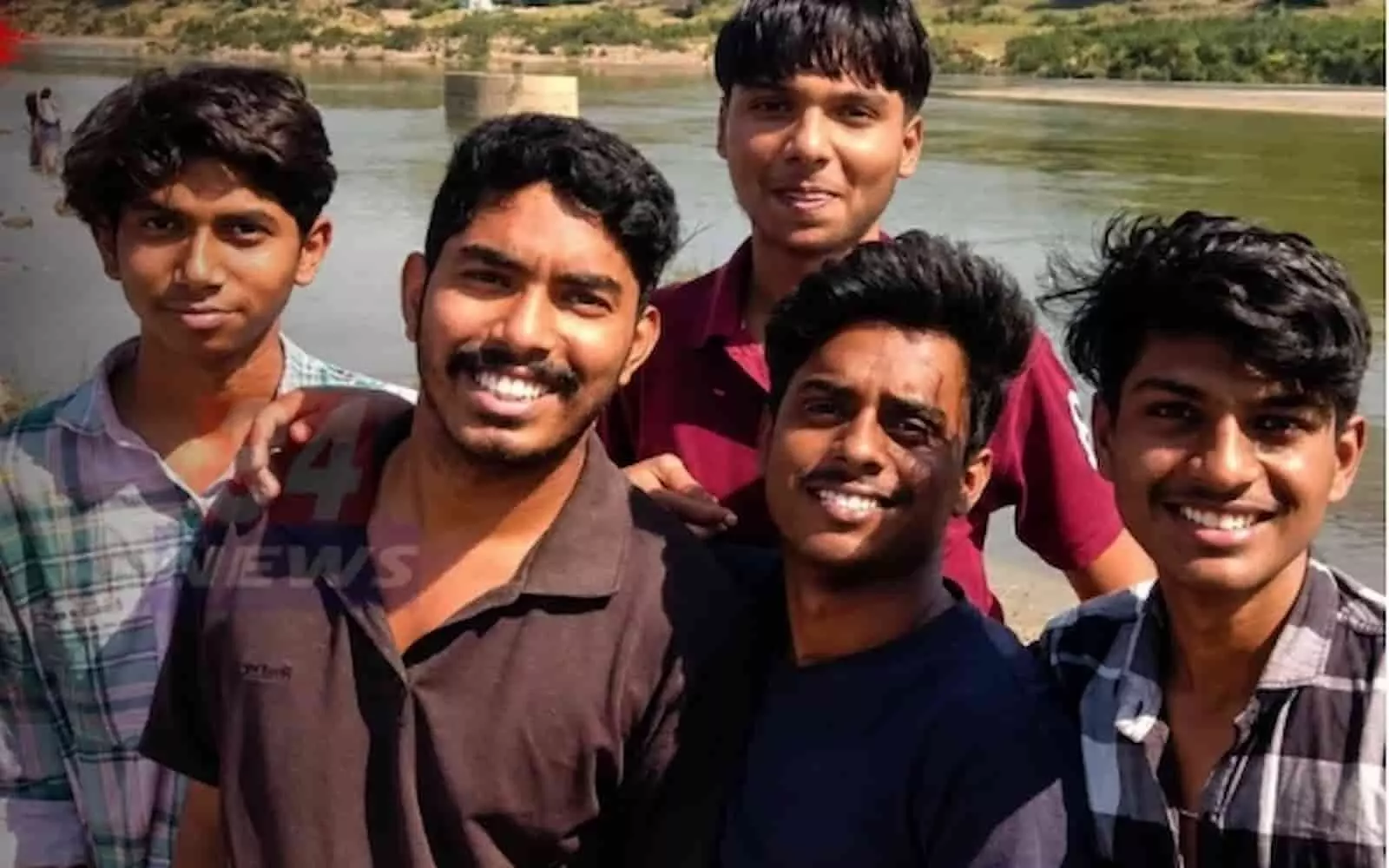 तस्वीर में वर्धा नदी किनारे पांच युवक सेल्फी लेते हुए दिख रहे हैं जो बाद में नदी में डूबने से चंद्रपुर में काल के गाल में समा गए तस्वीर में वर्धा नदी किनारे पांच युवक सेल्फी लेते हुए दिख रहे हैं जो बाद में नदी में डूबने से चंद्रपुर में काल के गाल में समा गए 