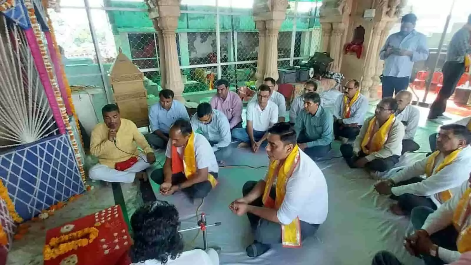 डीग के लक्ष्मण जी मंदिर में देवस्थान विभाग के आयोजन में अधिकारी और जनप्रतिनिधि पूजा-अर्चना में भाग लेते हुए। डीग के लक्ष्मण जी मंदिर में देवस्थान विभाग के आयोजन में अधिकारी और जनप्रतिनिधि पूजा-अर्चना में भाग लेते हुए।