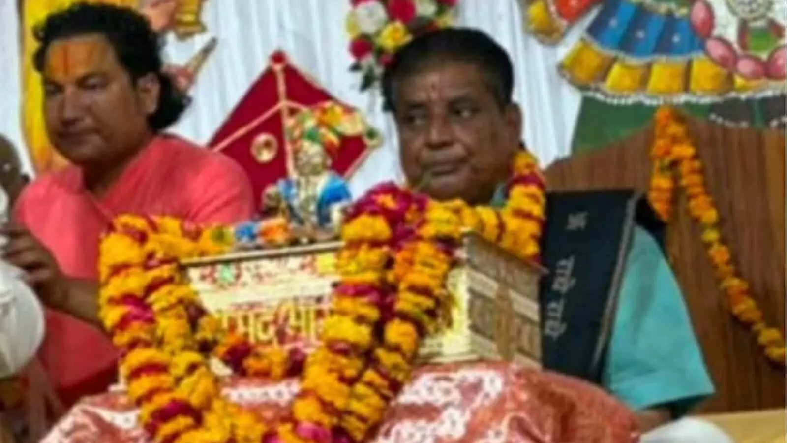 पंडित मुरारी लाल पाराशर व्यास पीठ पर बैठकर श्रीमद्भागवत कथा का प्रवचन करते हुए, डीग, अग्रवाल धर्मशाला पंडित मुरारी लाल पाराशर व्यास पीठ पर बैठकर श्रीमद्भागवत कथा का प्रवचन करते हुए, डीग, अग्रवाल धर्मशाला