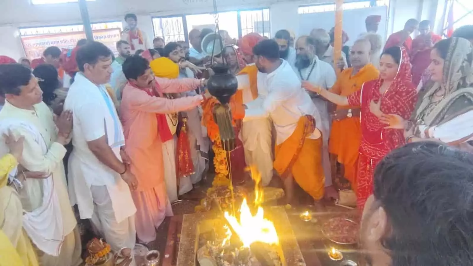 संत और श्रद्धालु यज्ञकुंड के समक्ष पूर्णाहुति अनुष्ठान करते हुए, जोगणियां माता शक्तिपीठ, बेगूं, शिवशक्ति महायज्ञ 2026 संत और श्रद्धालु यज्ञकुंड के समक्ष पूर्णाहुति अनुष्ठान करते हुए, जोगणियां माता शक्तिपीठ, बेगूं, शिवशक्ति महायज्ञ 2026 