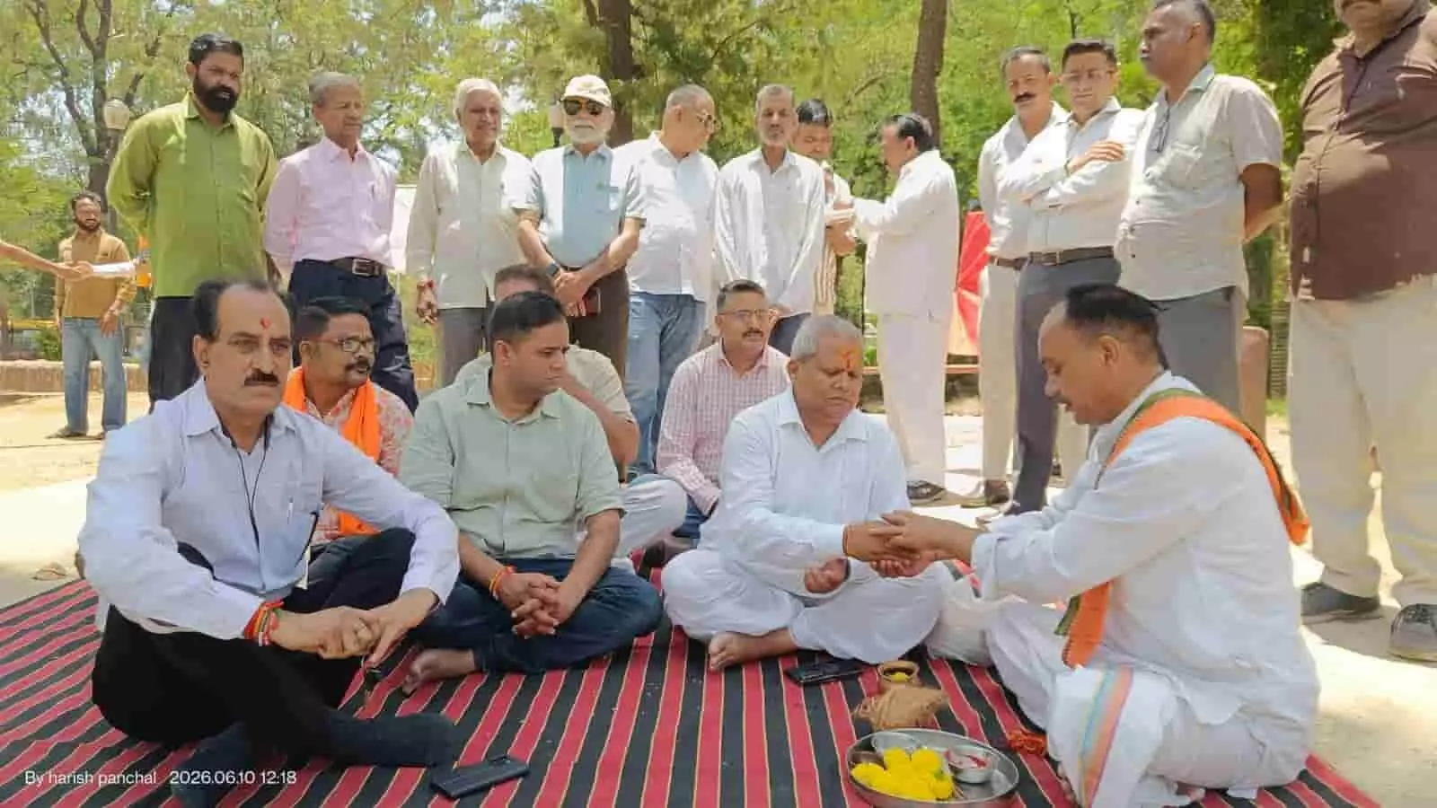 विधायक और अधिकारी शिलान्यास पूजन में बैठे, माउंट आबू, अमृत 2.0 विंडर मेयर लेक विकास परियोजना 