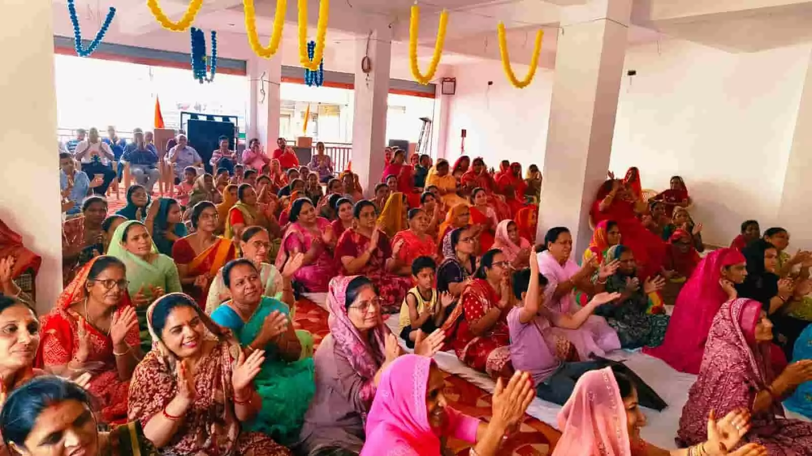 खेरवाड़ा में श्रीमद्भागवत कथा पंडाल में बैठी श्रद्धालु महिलाएं कथाव्यास अंकित महाराज का प्रवचन सुनते हुए। खेरवाड़ा में श्रीमद्भागवत कथा पंडाल में बैठी श्रद्धालु महिलाएं कथाव्यास अंकित महाराज का प्रवचन सुनते हुए।