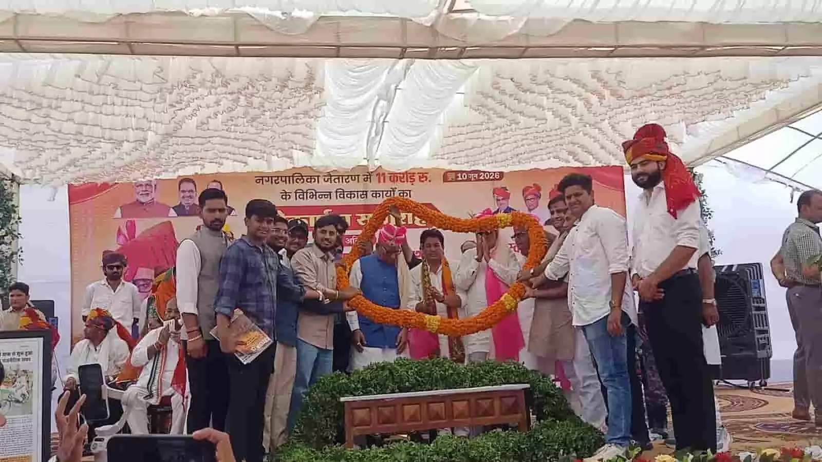 लोकार्पण समारोह में मंच पर नेताओं को माला पहनाते कार्यकर्ता, जैतारण नगर पालिका, ब्यावर, विकास कार्य उद्घाटन कार्यक्रम लोकार्पण समारोह में मंच पर नेताओं को माला पहनाते कार्यकर्ता, जैतारण नगर पालिका, ब्यावर, विकास कार्य उद्घाटन कार्यक्रम 