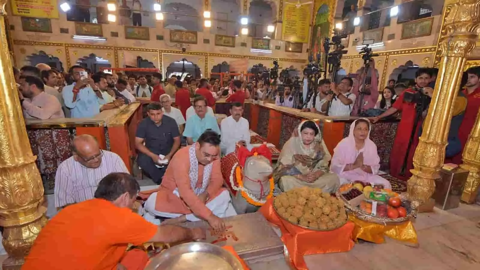 जयपुर के मोती डूंगरी गणेश मंदिर में मुख्यमंत्री भजनलाल शर्मा पुजारी के साथ पूजा करते हुए, पीएम मोदी के 4399 दिन पूर्ण होने के अवसर पर। जयपुर के मोती डूंगरी गणेश मंदिर में मुख्यमंत्री भजनलाल शर्मा पुजारी के साथ पूजा करते हुए, पीएम मोदी के 4399 दिन पूर्ण होने के अवसर पर।