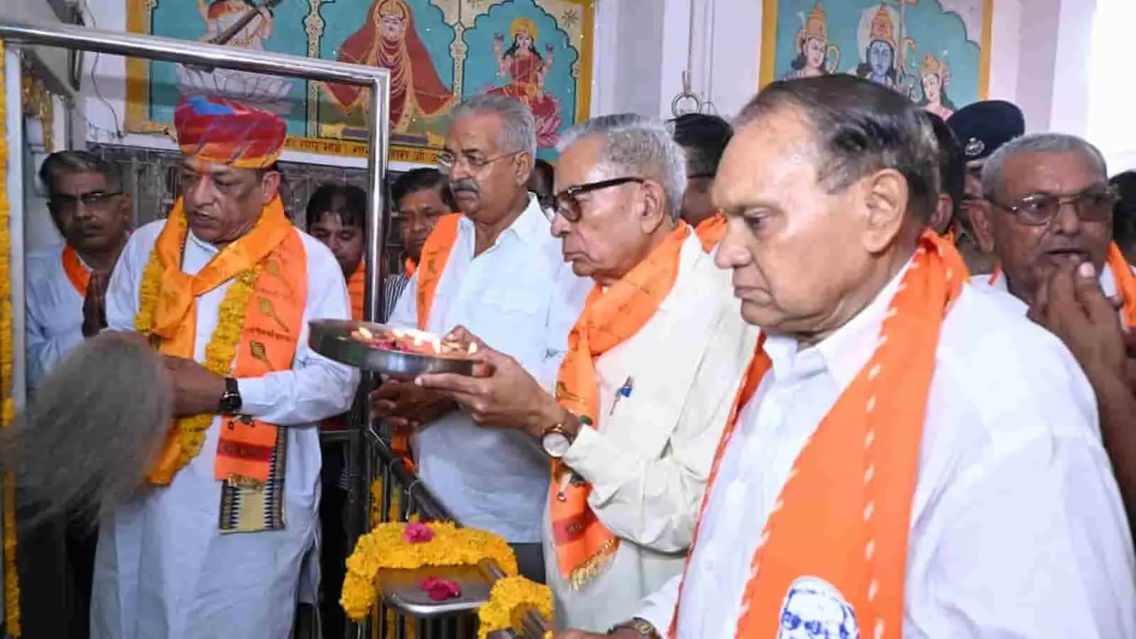 सुमेरपुर के जोधेश्वर महादेव मंदिर में देवस्थान मंत्री जोराराम कुमावत व अन्य नेता आरती करते हुए, केंद्र सरकार के 12 वर्ष पूर्ण होने के अवसर पर। सुमेरपुर के जोधेश्वर महादेव मंदिर में देवस्थान मंत्री जोराराम कुमावत व अन्य नेता आरती करते हुए, केंद्र सरकार के 12 वर्ष पूर्ण होने के अवसर पर।