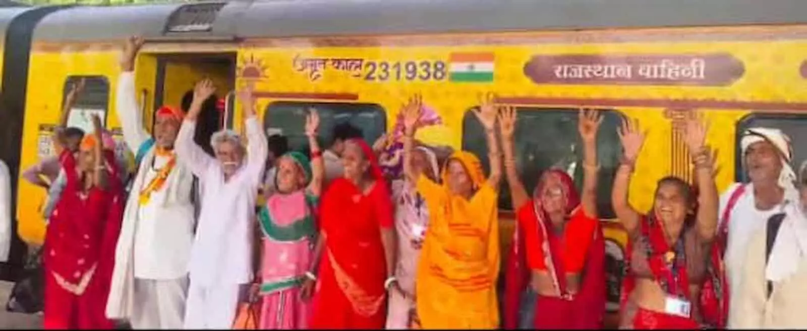 राजस्थान वाहिनी विशेष ट्रेन के सामने खड़े वरिष्ठ नागरिक तीर्थयात्री हाथ उठाए हुए, सोमनाथ स्वाभिमान यात्रा के सफल समापन पर जयपुर में। राजस्थान वाहिनी विशेष ट्रेन के सामने खड़े वरिष्ठ नागरिक तीर्थयात्री हाथ उठाए हुए, सोमनाथ स्वाभिमान यात्रा के सफल समापन पर जयपुर में।