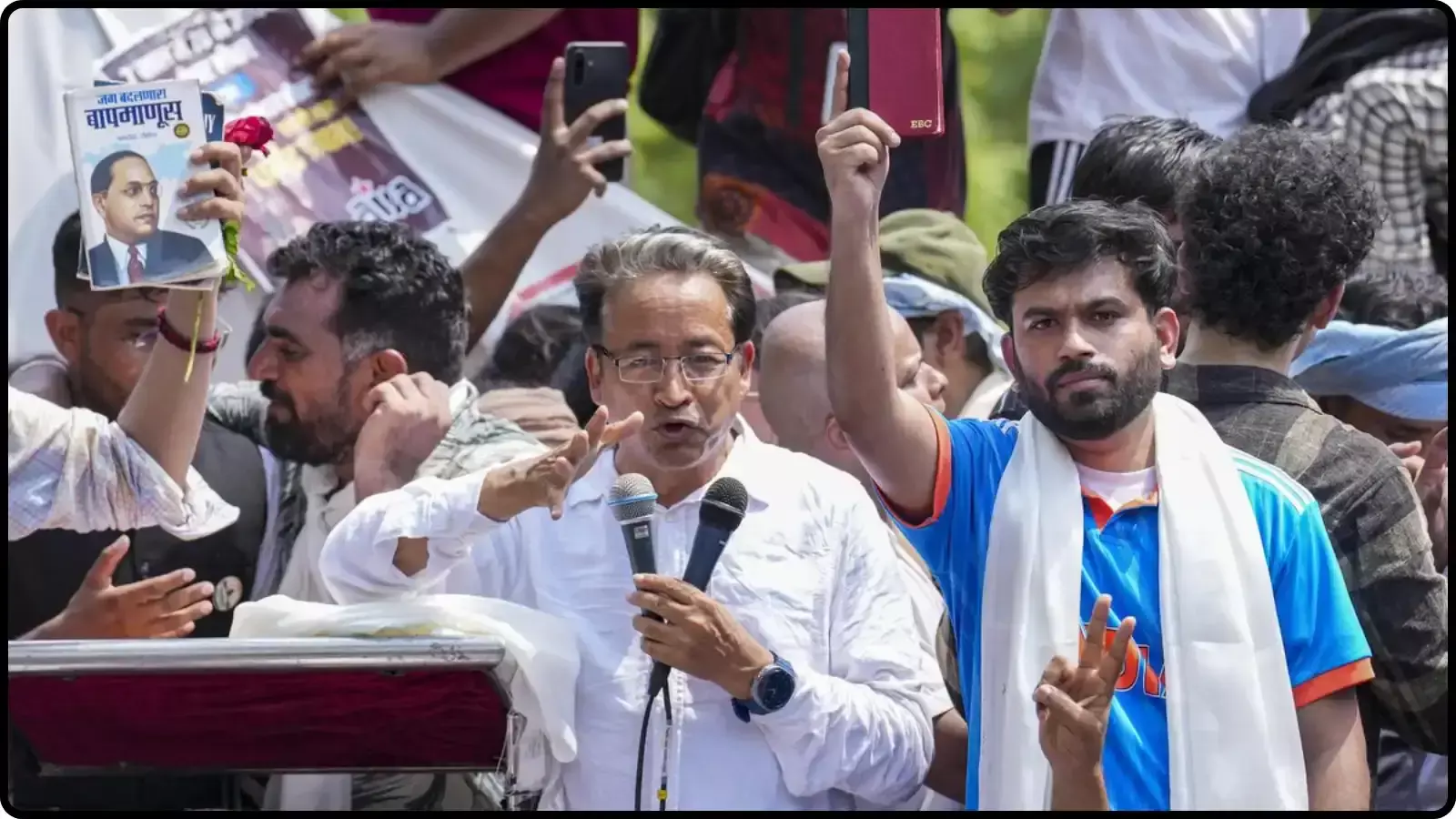 प्रदर्शनकारी सोनम वांगचुक और छात्र जंतर मंतर में प्रदर्शन करते हुए प्रदर्शनकारी सोनम वांगचुक और छात्र जंतर मंतर में प्रदर्शन करते हुए
