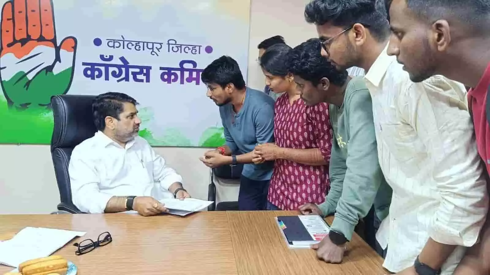 अभियंता संघटना प्रतिनिधि आमदार बंटी पाटील को निवेदन सौंपते हुए, कोल्हापुर जिला कांग्रेस कार्यालय, जलसंपदा भर्ती मांग अभियंता संघटना प्रतिनिधि आमदार बंटी पाटील को निवेदन सौंपते हुए, कोल्हापुर जिला कांग्रेस कार्यालय, जलसंपदा भर्ती मांग 