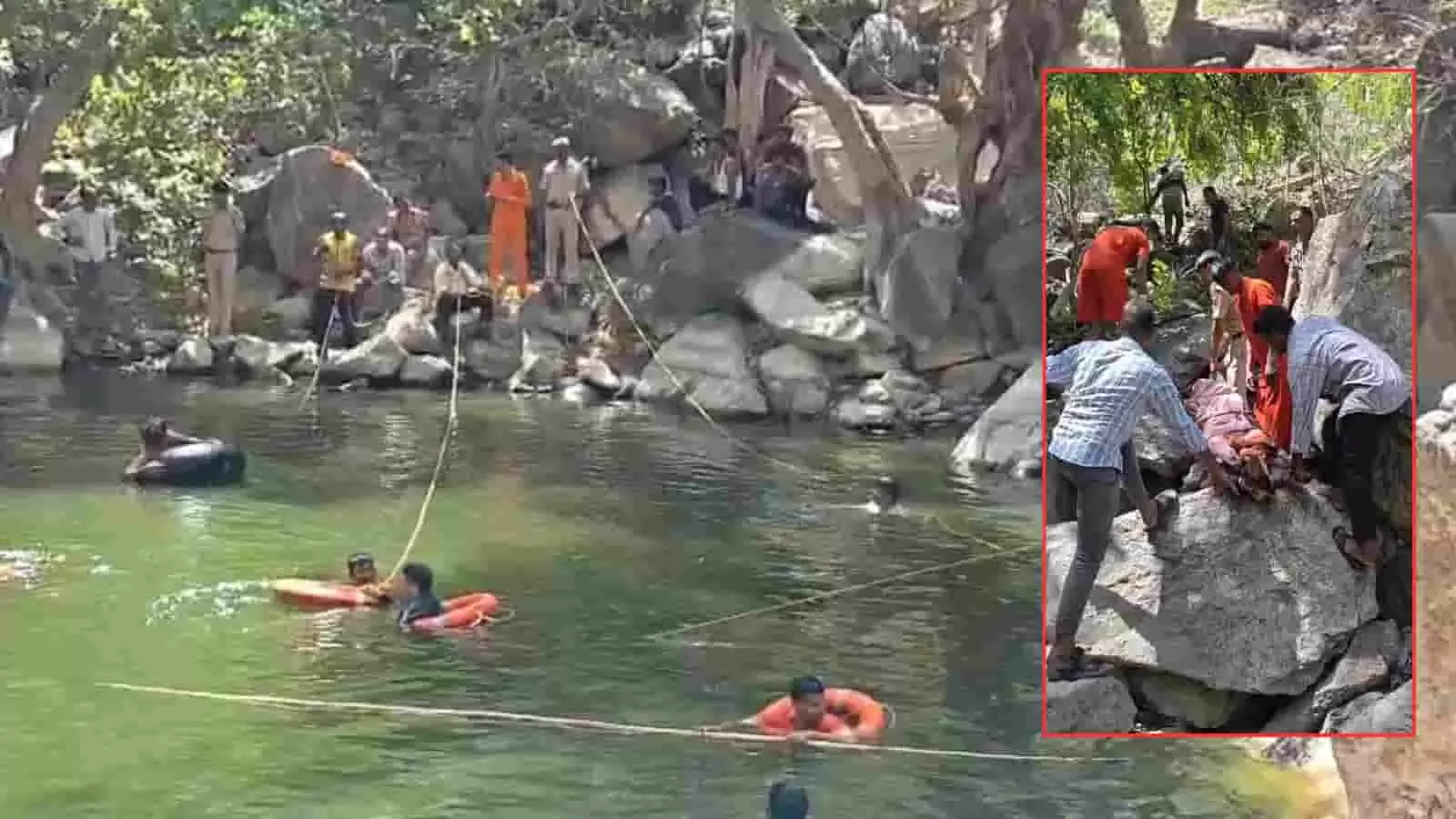 तस्वीर में राजसमंद के गोरी धाम में कुंड से युवक को निकालने के लिए पुलिस, SDRF और स्थानीय टीम रेस्क्यू अभियान चलाती दिख रही है तस्वीर में राजसमंद के गोरी धाम में कुंड से युवक को निकालने के लिए पुलिस, SDRF और स्थानीय टीम रेस्क्यू अभियान चलाती दिख रही है