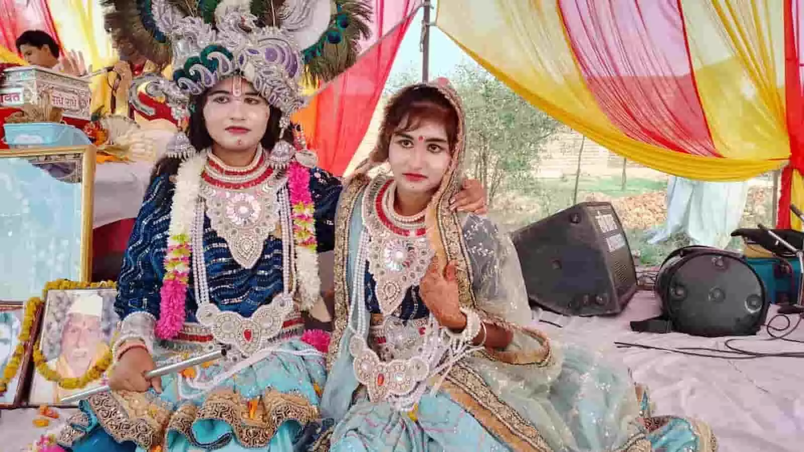 बन्देश्वर महादेव मंदिर परिसर भुसावर में भागवत कथा के दौरान श्रीकृष्ण और रुक्मणी स्वरूप की वेशभूषा में बैठी झांकी। बन्देश्वर महादेव मंदिर परिसर भुसावर में भागवत कथा के दौरान श्रीकृष्ण और रुक्मणी स्वरूप की वेशभूषा में बैठी झांकी।