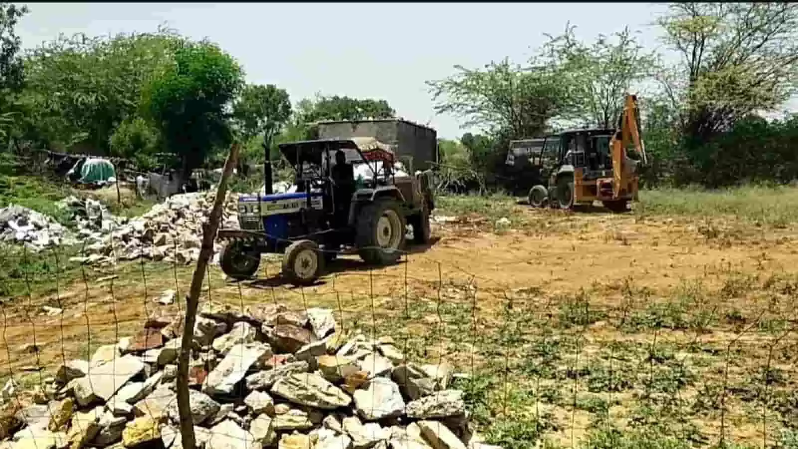 तस्वीर में रेलमगरा के महेन्दूरिया गांव में विद्यालय भूमि से अतिक्रमण हटाने के लिए प्रशासन की कार्रवाई के दौरान मशीनें और वाहन दिखाई दे रहे हैं तस्वीर में रेलमगरा के महेन्दूरिया गांव में विद्यालय भूमि से अतिक्रमण हटाने के लिए प्रशासन की कार्रवाई के दौरान मशीनें और वाहन दिखाई दे रहे हैं