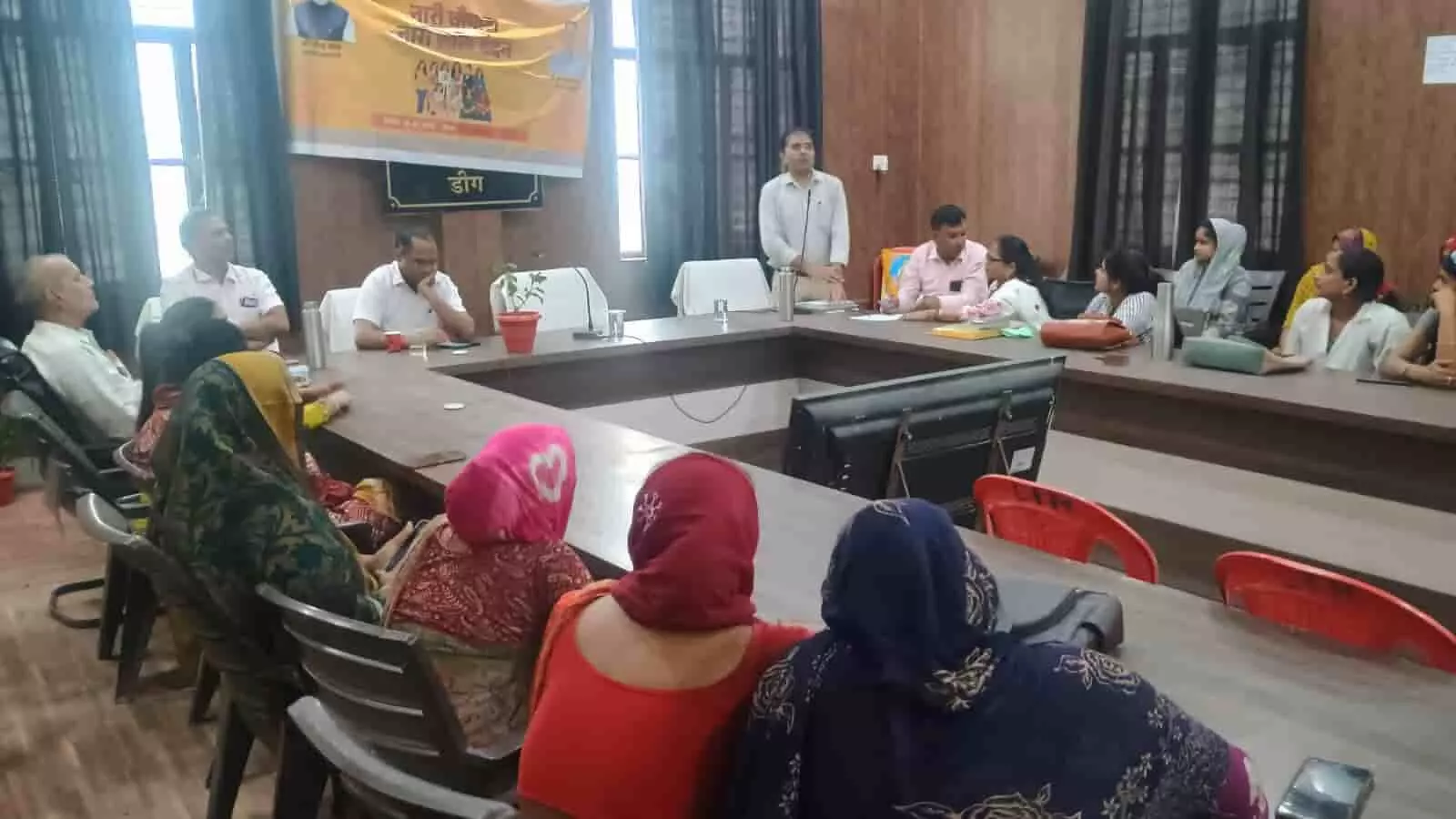 तस्वीर में डीग के सभागार में प्रशासनिक अधिकारी और महिला प्रतिनिधि बैठक में चर्चा करते हुए। तस्वीर में डीग के सभागार में प्रशासनिक अधिकारी और महिला प्रतिनिधि बैठक में चर्चा करते हुए।