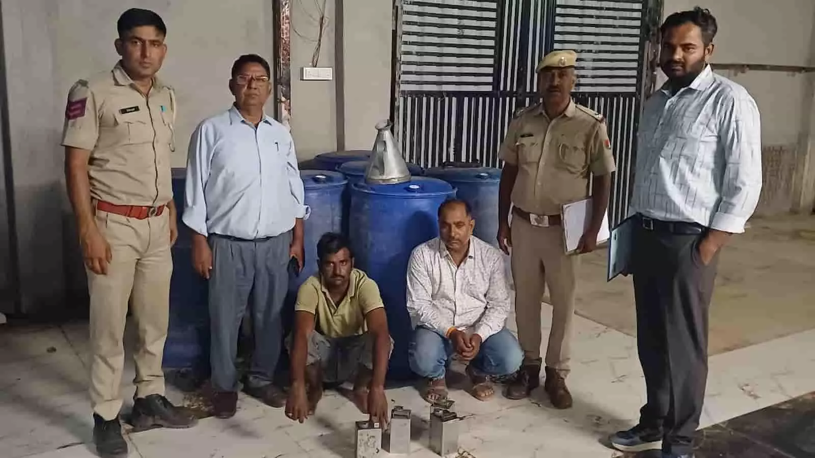 तस्वीर में पुलिस और प्रशासनिक अधिकारी जब्त किए गए ईंधन के ड्रमों की जांच करते हुए। तस्वीर में पुलिस और प्रशासनिक अधिकारी जब्त किए गए ईंधन के ड्रमों की जांच करते हुए।