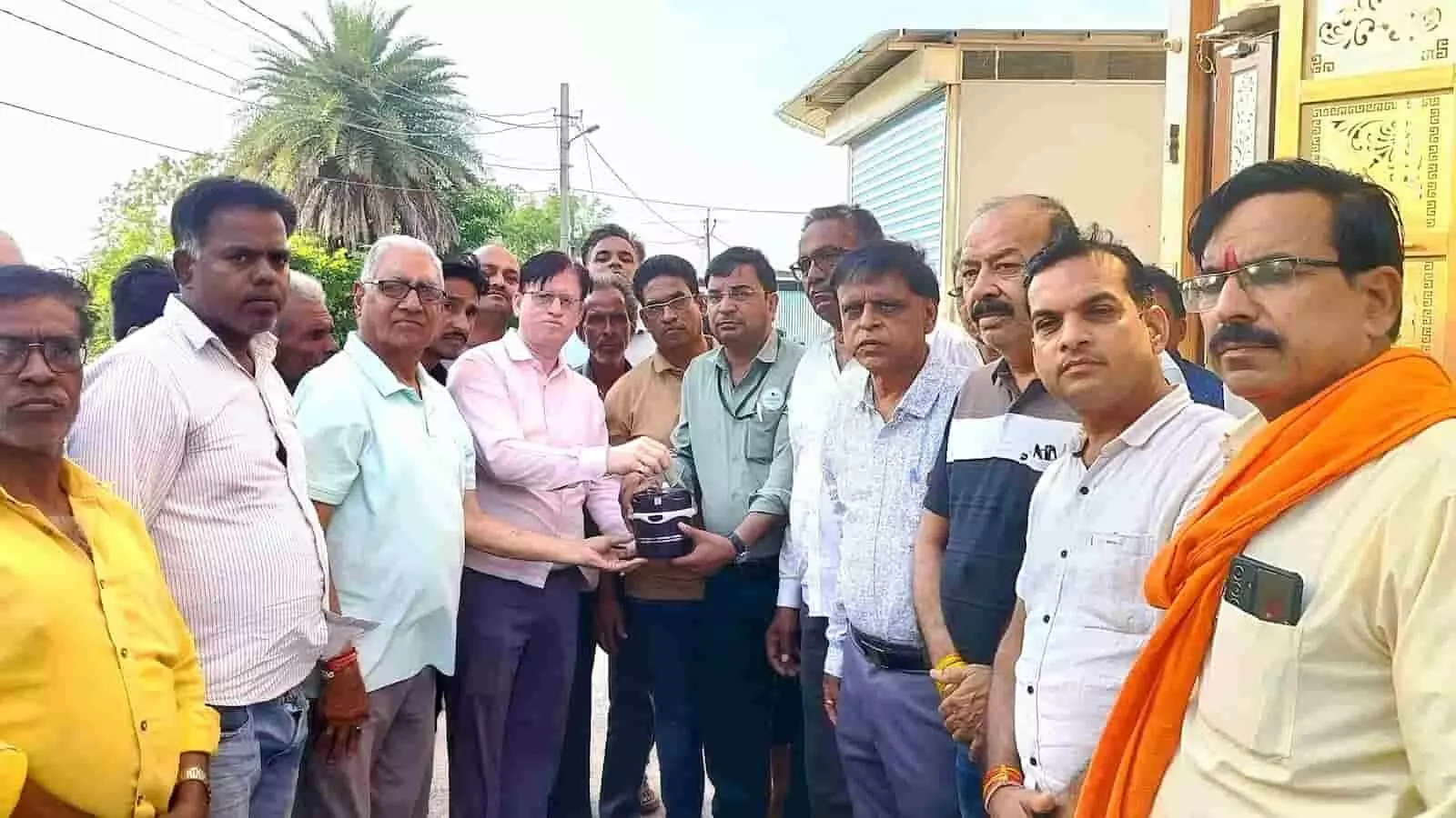 छोटी सादड़ी में नेत्रदान के बाद कॉर्निया बॉक्स सौंपते महावीर इंटरनेशनल और रोटरी क्लब के सदस्य। छोटी सादड़ी में नेत्रदान के बाद कॉर्निया बॉक्स सौंपते महावीर इंटरनेशनल और रोटरी क्लब के सदस्य।