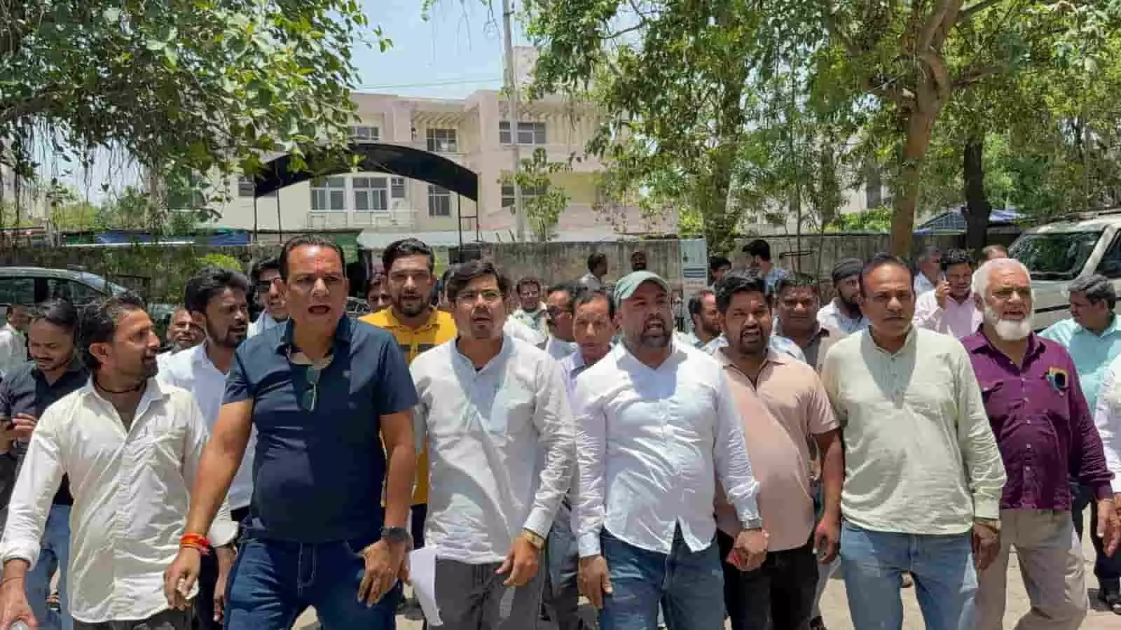 कोटा आरटीओ कार्यालय के बाहर फिटनेस सर्टिफिकेट देरी के विरोध में प्रदर्शन करते कांग्रेसी कार्यकर्ता। कोटा आरटीओ कार्यालय के बाहर फिटनेस सर्टिफिकेट देरी के विरोध में प्रदर्शन करते कांग्रेसी कार्यकर्ता।