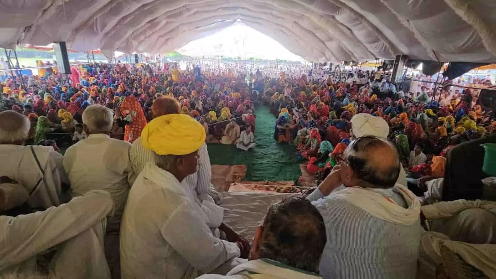 खण्डीप में पांचना बांध से पानी की मांग को लेकर आयोजित महापंचायत में टेंट के नीचे बैठे आंदोलनकारी किसान और ग्रामीण। खण्डीप में पांचना बांध से पानी की मांग को लेकर आयोजित महापंचायत में टेंट के नीचे बैठे आंदोलनकारी किसान और ग्रामीण।