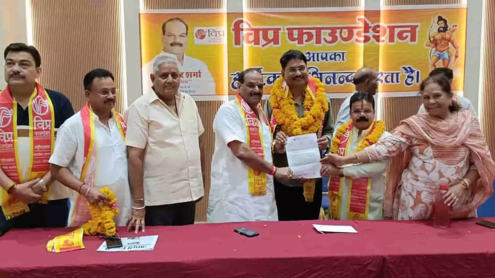 नियुक्ति पत्र सौंपते हुए पदाधिकारी और उपस्थित सदस्य विप्र फाउंडेशन कार्यक्रम कोटा में।