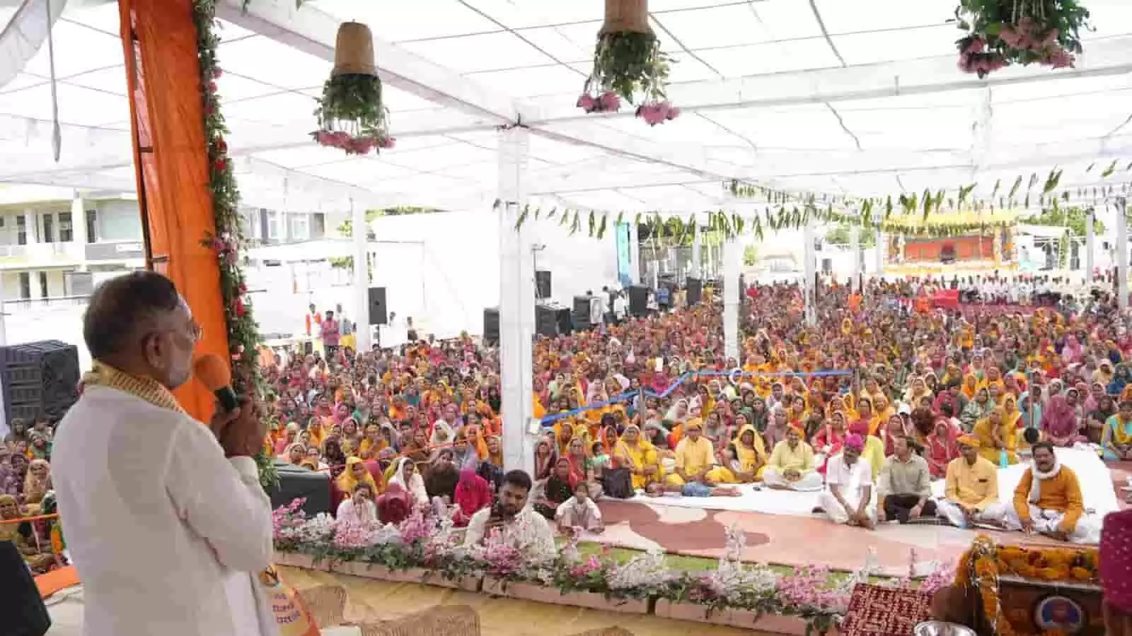 ऊर्जा मंत्री हीरालाल नागर कोटा में श्रीमद् भागवत कथा के दौरान व्यास पीठ का पूजन करते हुए।