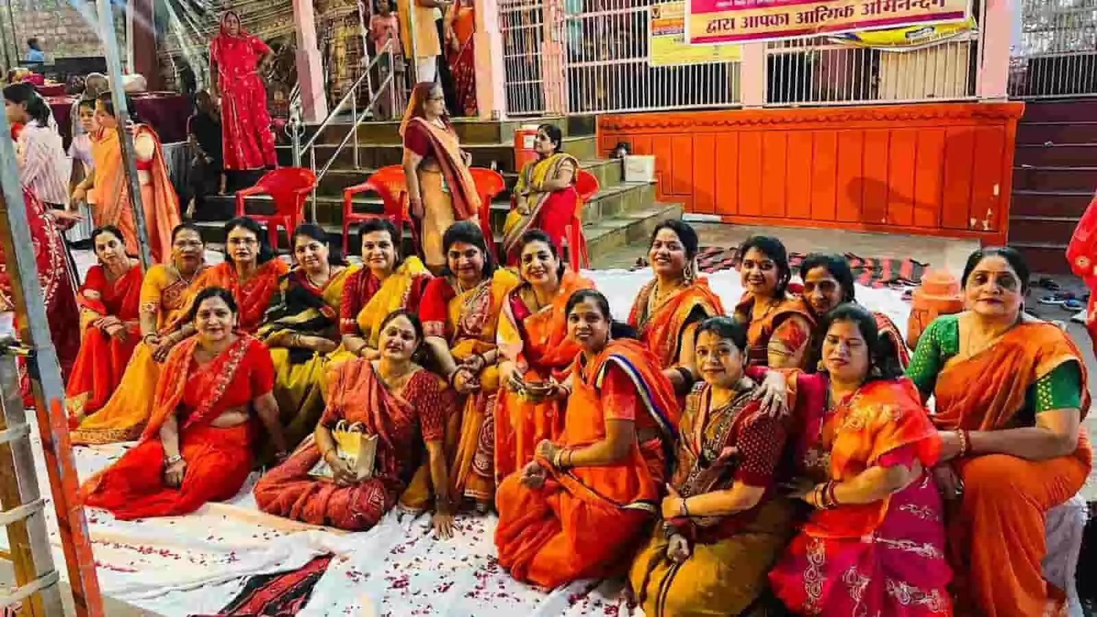 महिला श्रद्धालु चंबल तट भीतरिया कुंड पर सुंदरकांड पाठ के दौरान दीप प्रज्वलित करती हुईं। महिला श्रद्धालु चंबल तट भीतरिया कुंड पर सुंदरकांड पाठ के दौरान दीप प्रज्वलित करती हुईं।