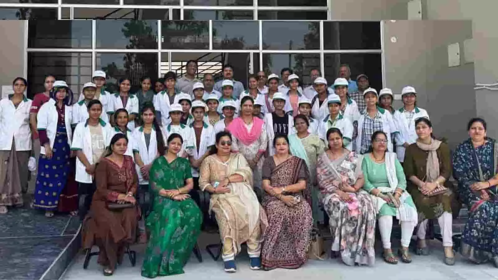 तस्वीर में एक भवन के बाहर पांच दिवसीय प्रशिक्षण शिविर के उद्घाटन अवसर पर सामूहिक रूप से बैठी और खड़ी हुईं ग्रामीण महिलाएं, बालिकाएं तथा अतिथि दिख रहे हैं। तस्वीर में एक भवन के बाहर पांच दिवसीय प्रशिक्षण शिविर के उद्घाटन अवसर पर सामूहिक रूप से बैठी और खड़ी हुईं ग्रामीण महिलाएं, बालिकाएं तथा अतिथि दिख रहे हैं।