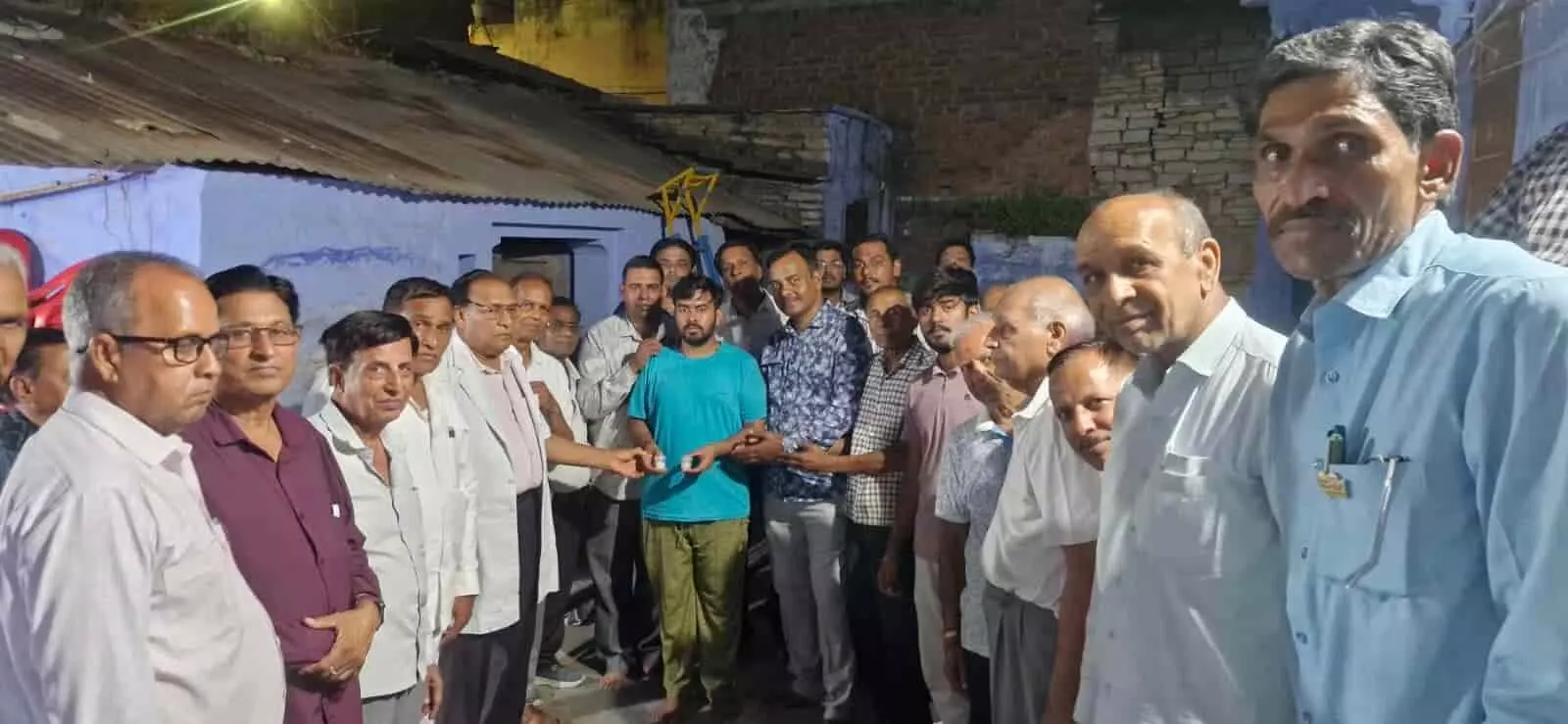 लायंस क्लब निम्बाहेड़ा के सदस्य और परिजन नेत्रदान के संदर्भ में गोमाबाई नेत्रालय कर्मियों को नेत्र सौंपते हुए। लायंस क्लब निम्बाहेड़ा के सदस्य और परिजन नेत्रदान के संदर्भ में गोमाबाई नेत्रालय कर्मियों को नेत्र सौंपते हुए।