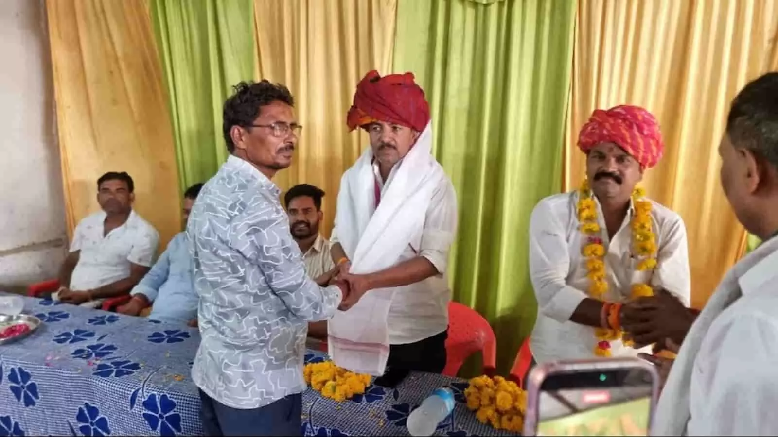 तस्वीर में भाजपा के पदाधिकारी बारां में हेमंत मीणा का स्वागत करते हुए दिख रहे हैं। तस्वीर में भाजपा के पदाधिकारी बारां में हेमंत मीणा का स्वागत करते हुए दिख रहे हैं।