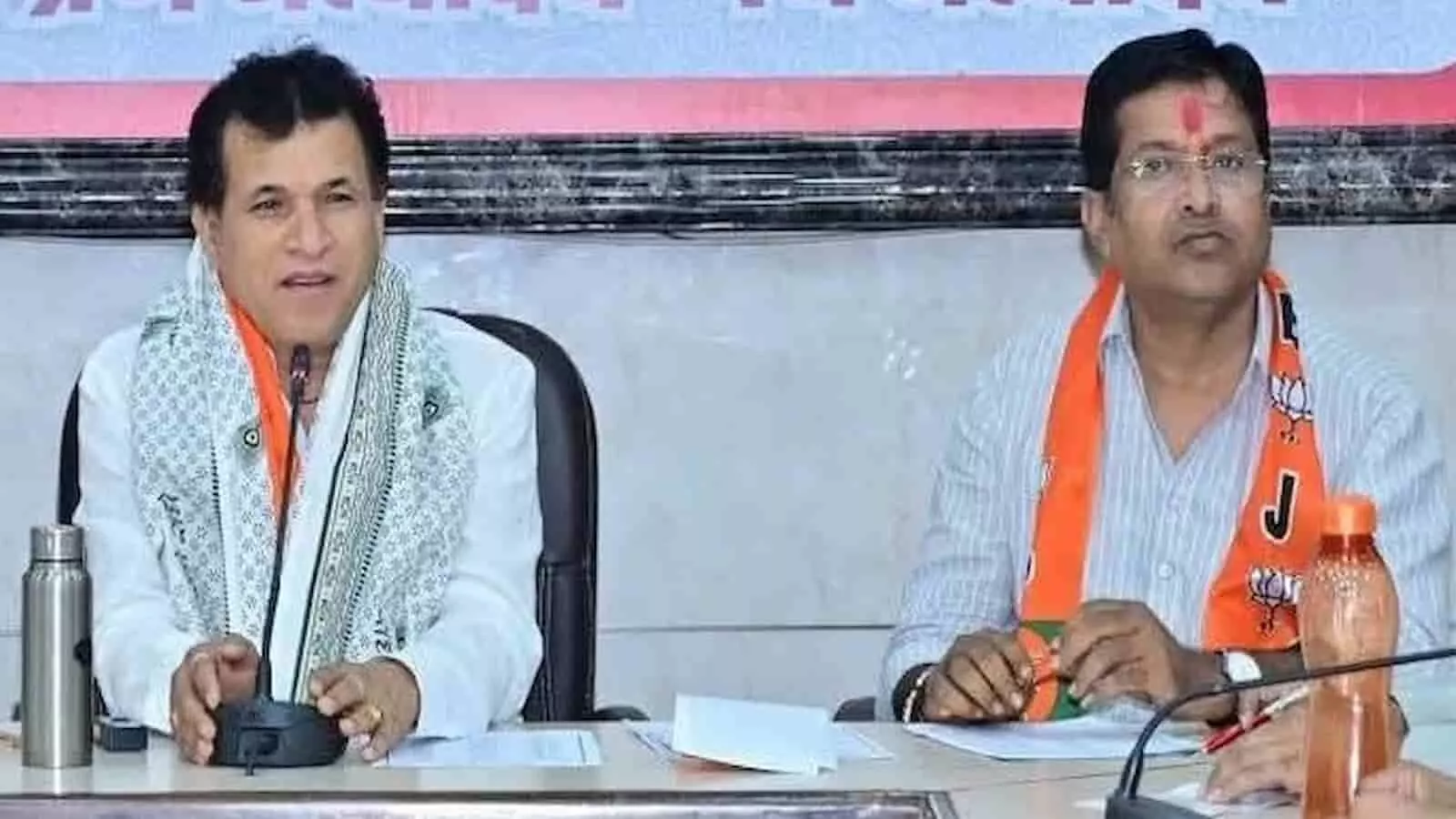 भाजपा किसान मोर्चा के प्रदेश अध्यक्ष कैलाश चौधरी जयपुर में कार्यशाला की जानकारी दे रहे हैं। भाजपा किसान मोर्चा के प्रदेश अध्यक्ष कैलाश चौधरी जयपुर में कार्यशाला की जानकारी दे रहे हैं।