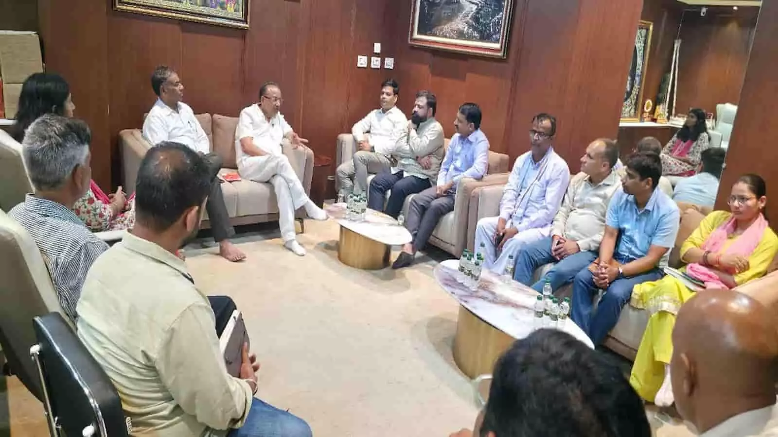 खाटूश्यामजी में स्वच्छता अभियान की समीक्षा बैठक लेते के.के. गुप्ता एवं प्रशासनिक अधिकारी। खाटूश्यामजी में स्वच्छता अभियान की समीक्षा बैठक लेते के.के. गुप्ता एवं प्रशासनिक अधिकारी।