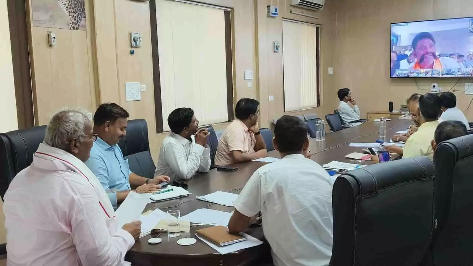 तस्वीर में ऑनलाइन जनसुनवाई के दौरान मंत्री मदन दिलावर कोटा डीओआईटी केंद्र से ग्रामीणों से संवाद करते हुए दिख रहे हैं तस्वीर में ऑनलाइन जनसुनवाई के दौरान मंत्री मदन दिलावर कोटा डीओआईटी केंद्र से ग्रामीणों से संवाद करते हुए दिख रहे हैं
