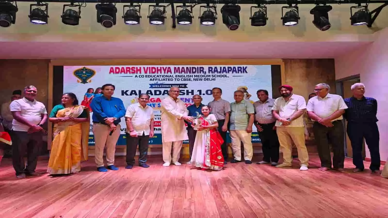 आदर्श विद्या मंदिर राजापार्क में कलादर्श 1.0 कार्यक्रम के दौरान पुरस्कार वितरण करते विधायक गोपाल शर्मा। आदर्श विद्या मंदिर राजापार्क में कलादर्श 1.0 कार्यक्रम के दौरान पुरस्कार वितरण करते विधायक गोपाल शर्मा।
