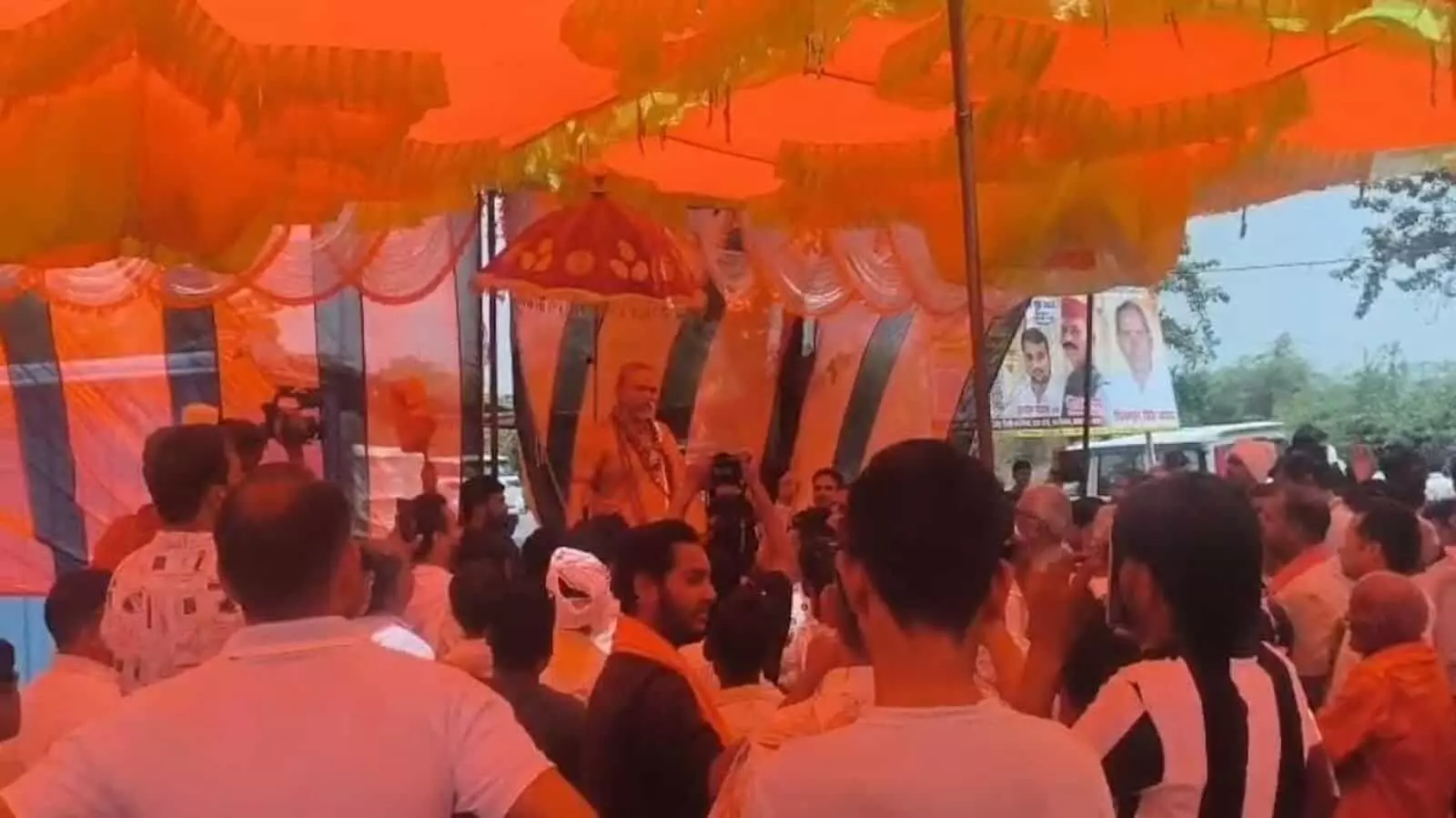 ज्योतिषपीठ के शंकराचार्य स्वामी अविमुक्तेश्वरानंद सरस्वती अलीगंज में गौ रक्षा यात्रा के दौरान अपनी बात रखते हुए। ज्योतिषपीठ के शंकराचार्य स्वामी अविमुक्तेश्वरानंद सरस्वती अलीगंज में गौ रक्षा यात्रा के दौरान अपनी बात रखते हुए।