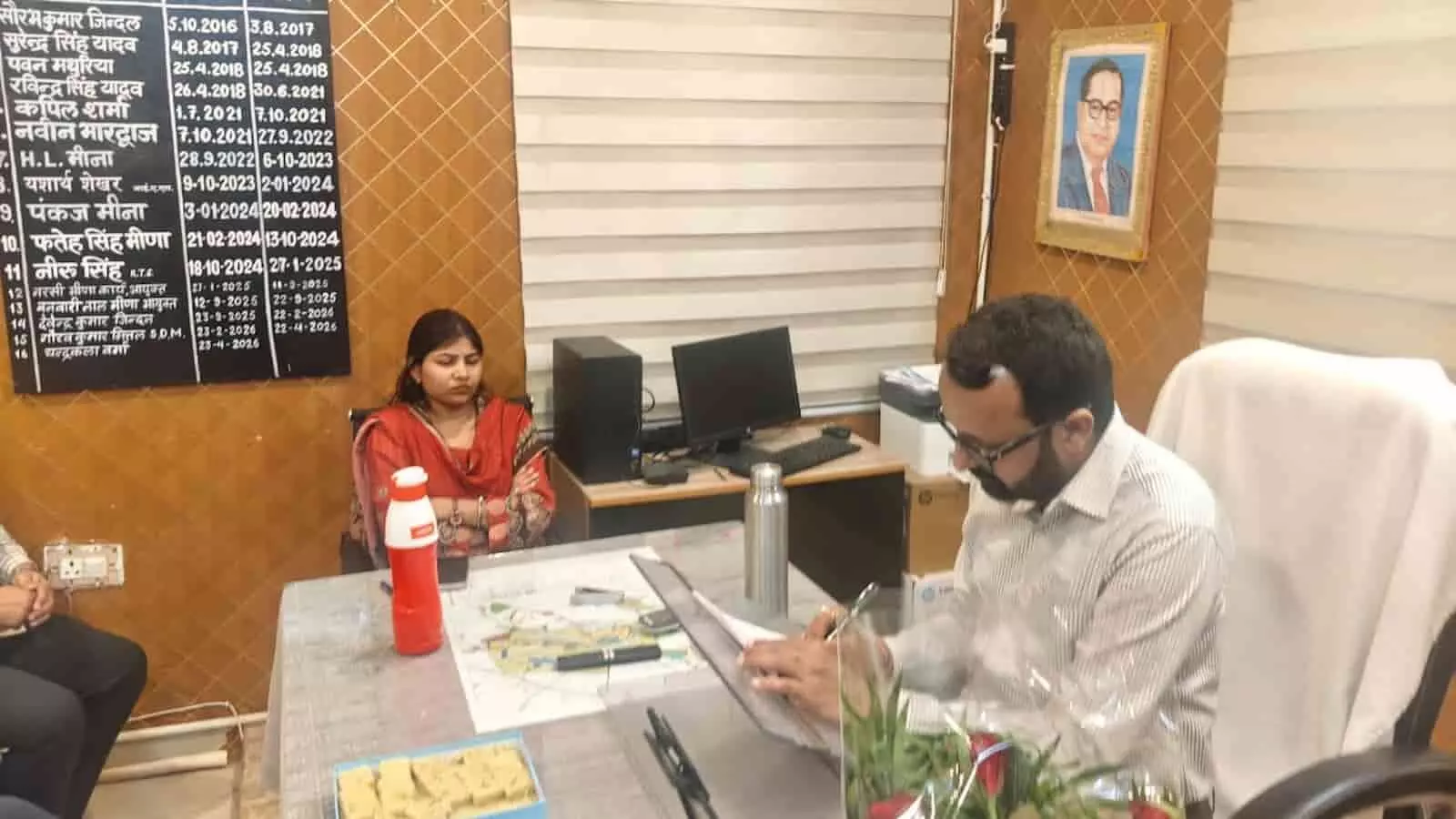 तस्वीर में दिख रहे अधिकारी सवाई माधोपुर नगर परिषद कार्यालय में अपनी कुर्सी पर बैठकर आधिकारिक दस्तावेजों पर हस्ताक्षर कर रहे हैं। तस्वीर में दिख रहे अधिकारी सवाई माधोपुर नगर परिषद कार्यालय में अपनी कुर्सी पर बैठकर आधिकारिक दस्तावेजों पर हस्ताक्षर कर रहे हैं।