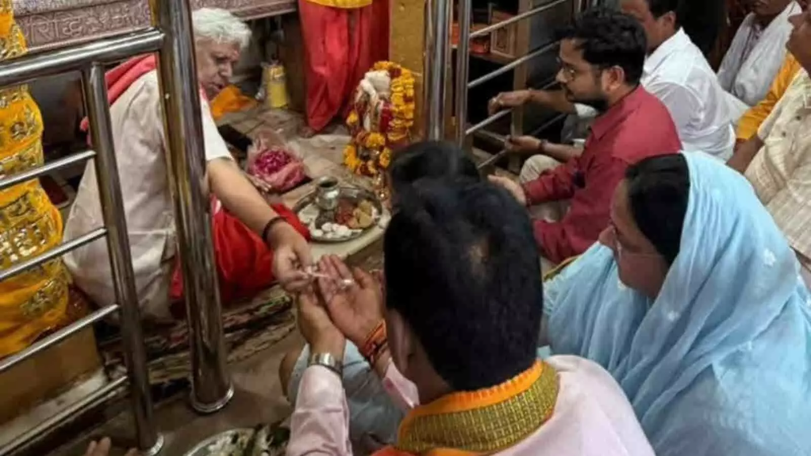 तस्वीर में भाजपा नेता मुकेश दाधीच सवाई माधोपुर के त्रिनेत्र गणेश मंदिर में पूजा करते हुए दिख रहे हैं। तस्वीर में भाजपा नेता मुकेश दाधीच सवाई माधोपुर के त्रिनेत्र गणेश मंदिर में पूजा करते हुए दिख रहे हैं।