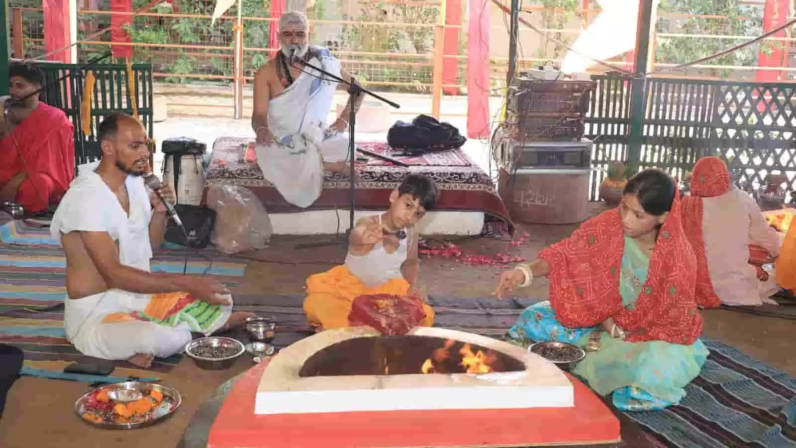 तस्वीर में हनुमान टेकरी आश्रम भीलवाड़ा में श्री विष्णु लक्ष्मी महायज्ञ के दौरान यज्ञ अनुष्ठान और श्रद्धालुओं की सहभागिता दिख रही है तस्वीर में हनुमान टेकरी आश्रम भीलवाड़ा में श्री विष्णु लक्ष्मी महायज्ञ के दौरान यज्ञ अनुष्ठान और श्रद्धालुओं की सहभागिता दिख रही है
