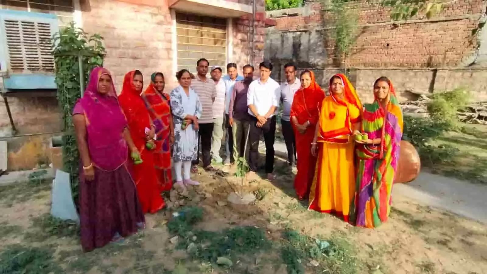 ब्यावर के बर ग्राम में पौधारोपण कार्यक्रम में शामिल भाजपा पदाधिकारी और स्थानीय नागरिक। ब्यावर के बर ग्राम में पौधारोपण कार्यक्रम में शामिल भाजपा पदाधिकारी और स्थानीय नागरिक।